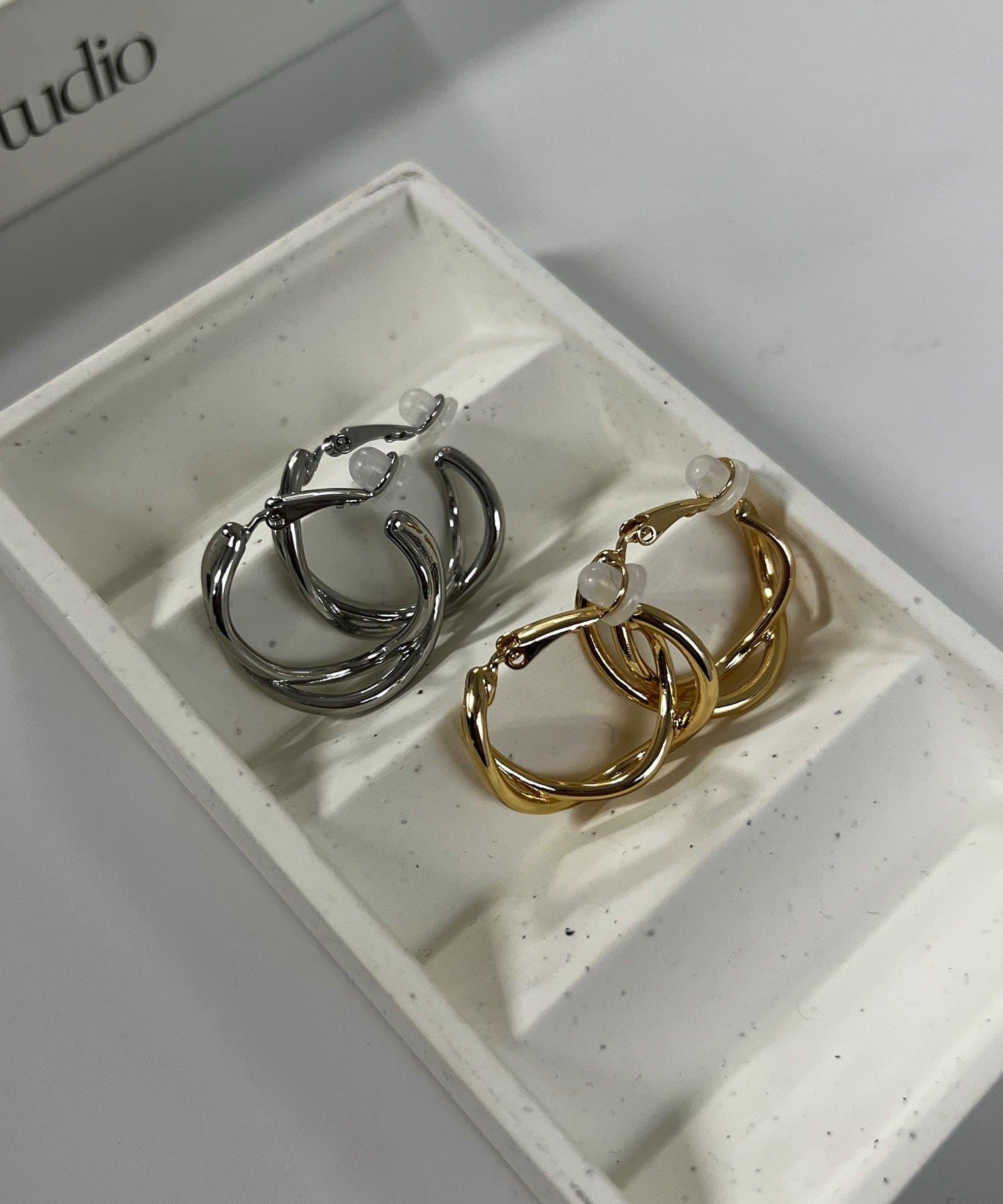 CAPRICIEUX LE'MAGE(カプリシュレマージュ) 〈GOLDY/ゴールディ〉ツイストフープイヤリング