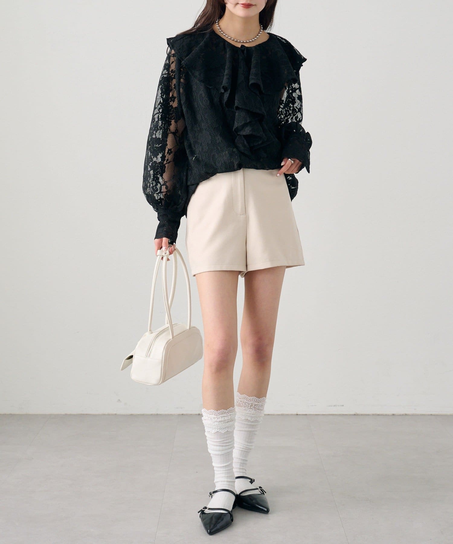 mystic(ミスティック) 《新色ブラック》ラッフルカラーブラウス