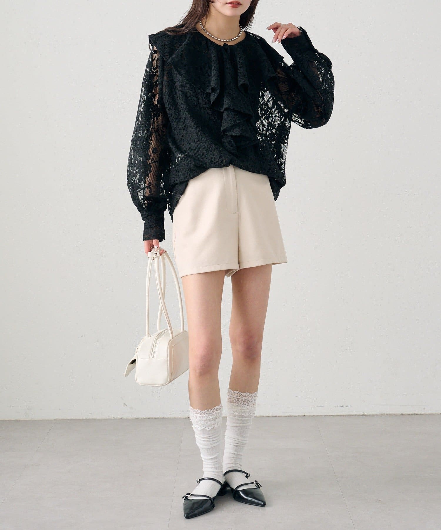 mystic(ミスティック) 《新色ブラック》ラッフルカラーブラウス