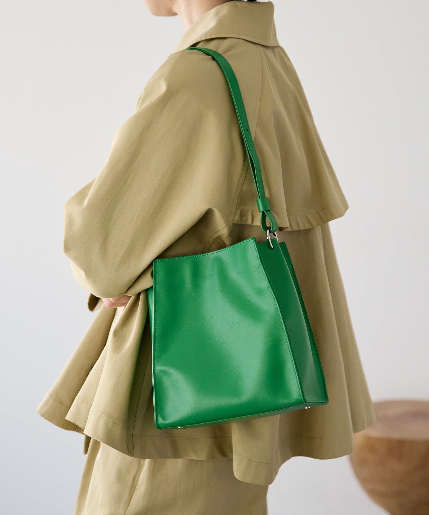 RIVE DROITE(リヴドロワ) 予約【5段階の長さ調節可能】スムース牛革スクエアショルダー