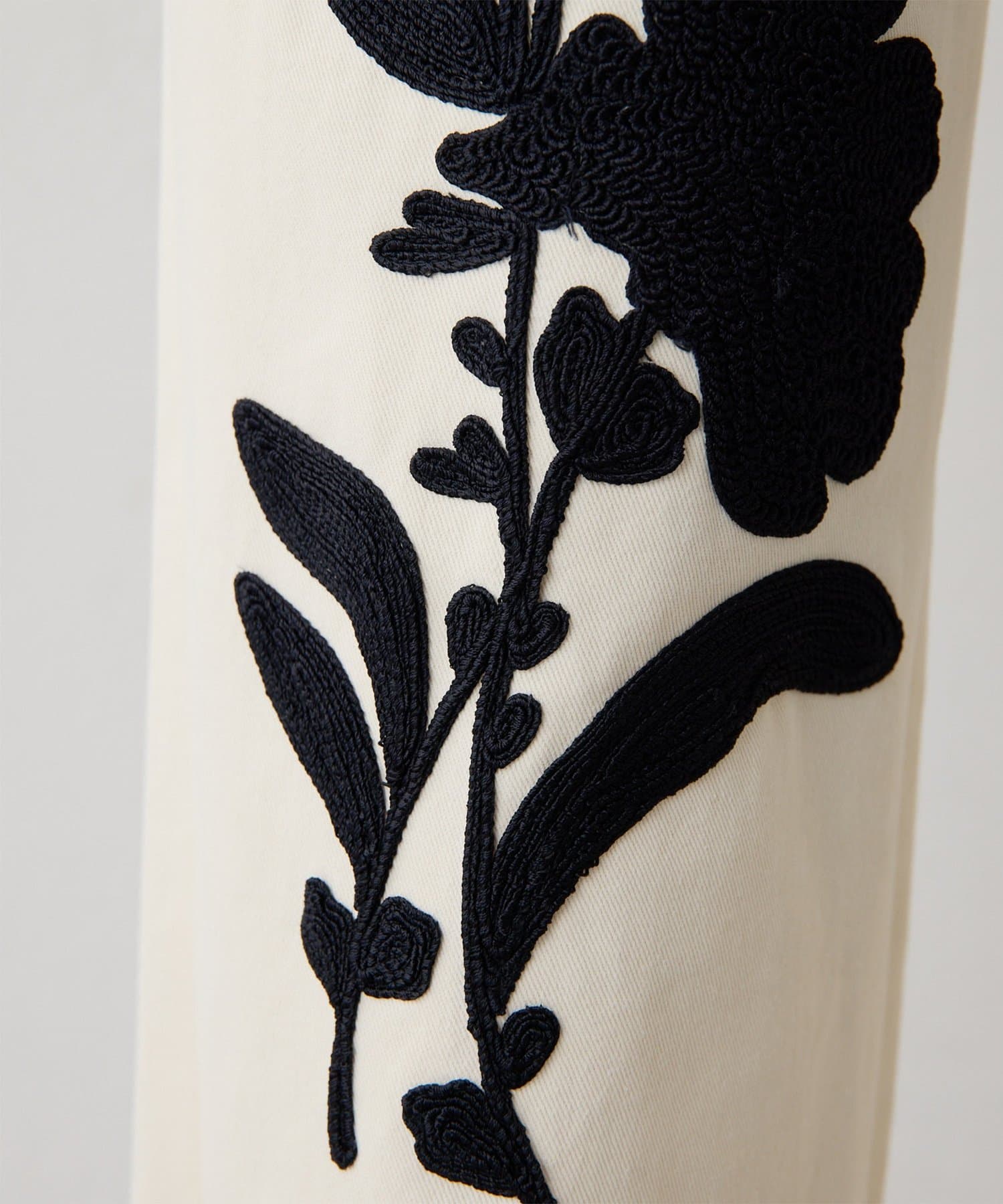 Whim Gazette(ウィム ガゼット) コード刺繍パンツ