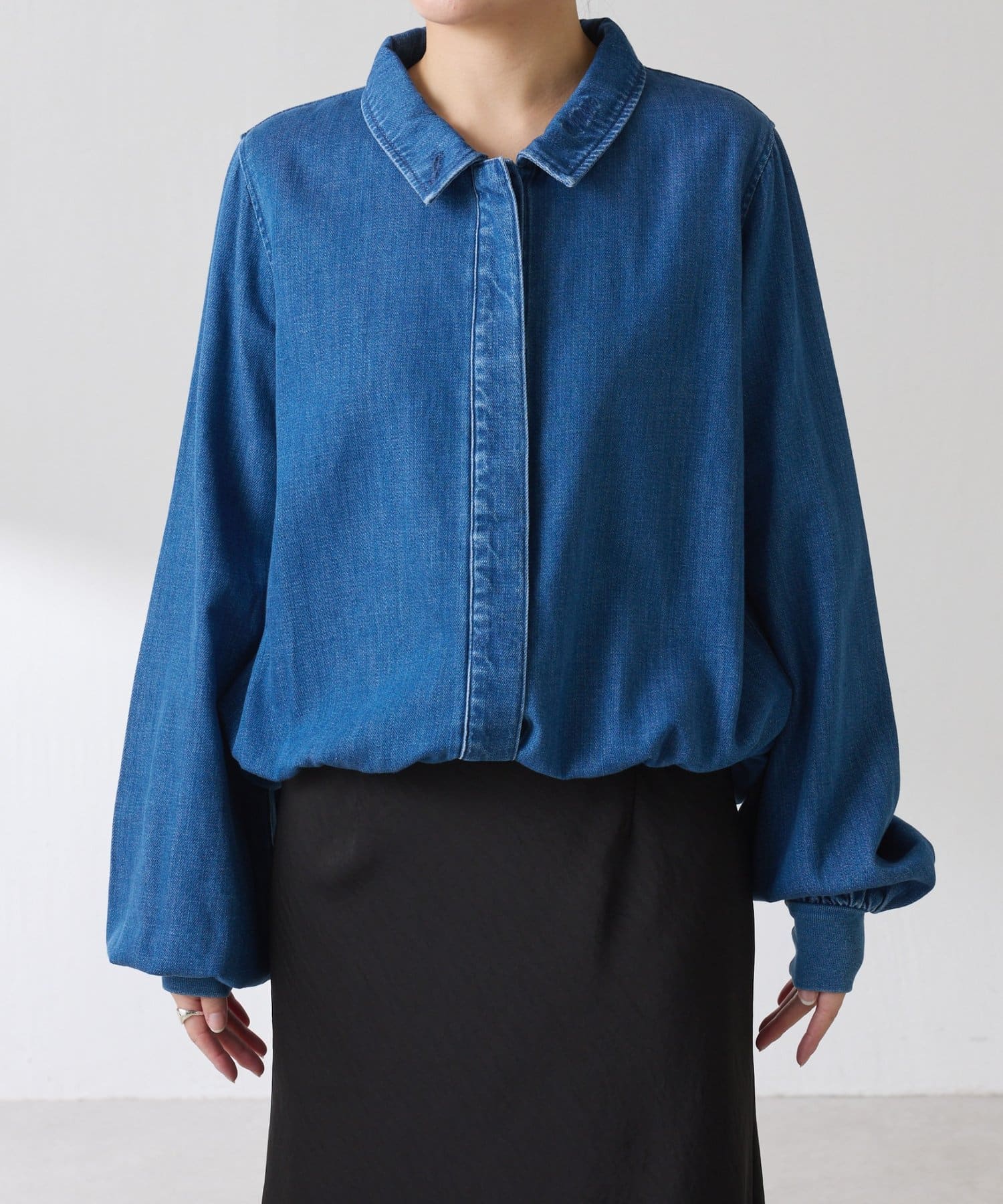 COLLAGE GALLARDAGALANTE(コラージュ ガリャルダガランテ) 【アレンジを楽しめる】Q.anos ドロストスタンドカラーデニムシャツ