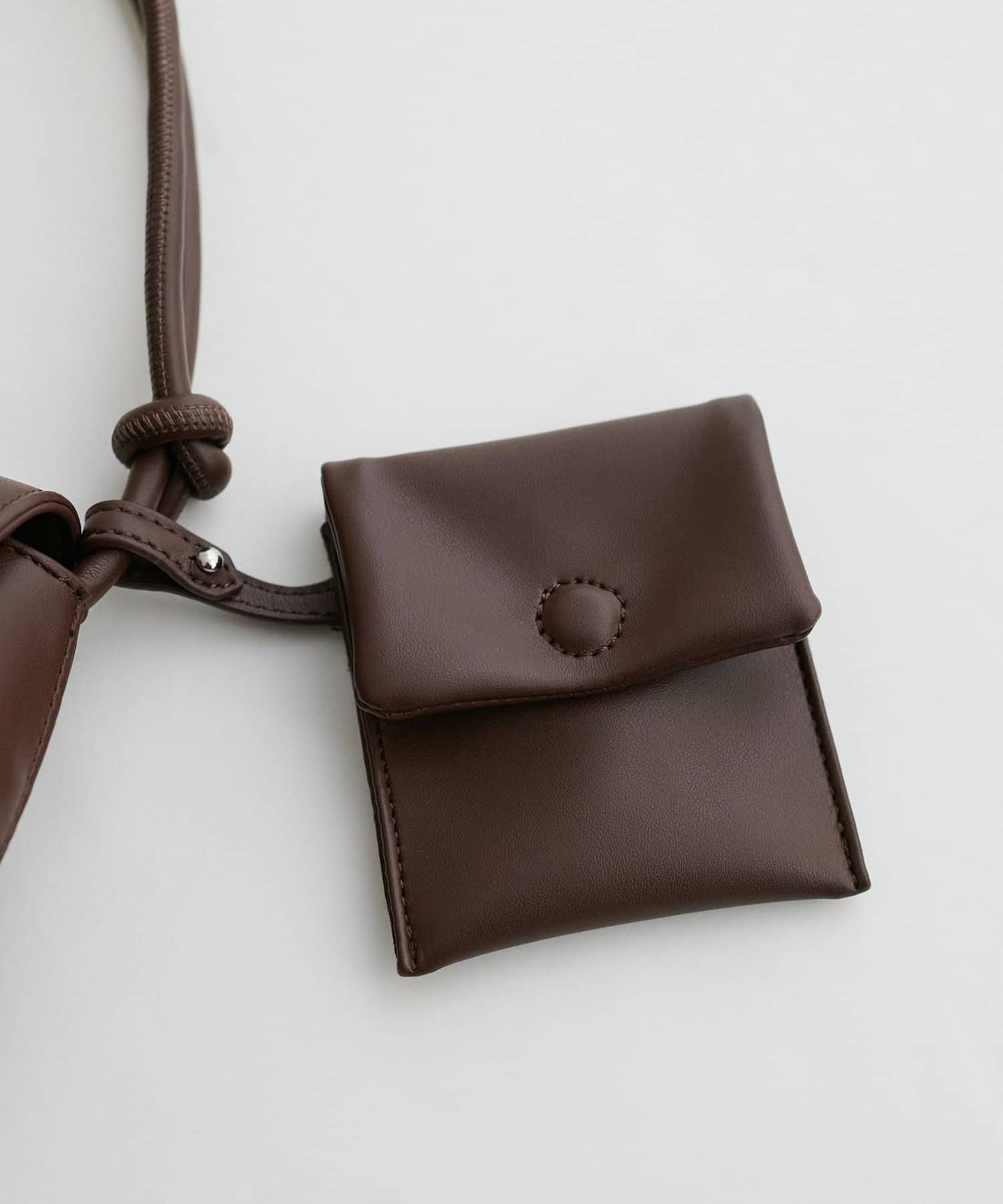 DISCOAT(ディスコート) 【SS先行予約/オンオフ使える◎】ポーチ付フラップショルダーバッグ