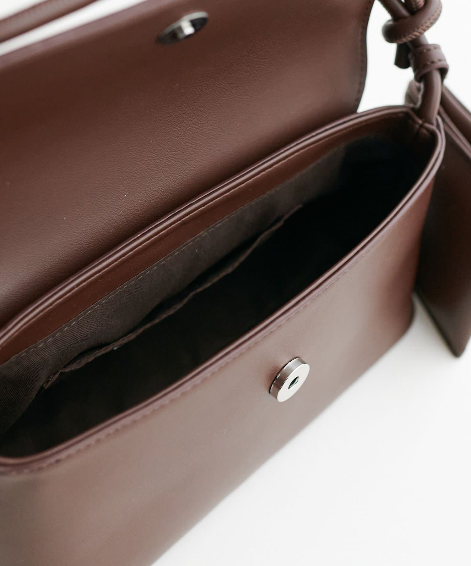 DISCOAT(ディスコート) 【SS先行予約/オンオフ使える◎】ポーチ付フラップショルダーバッグ