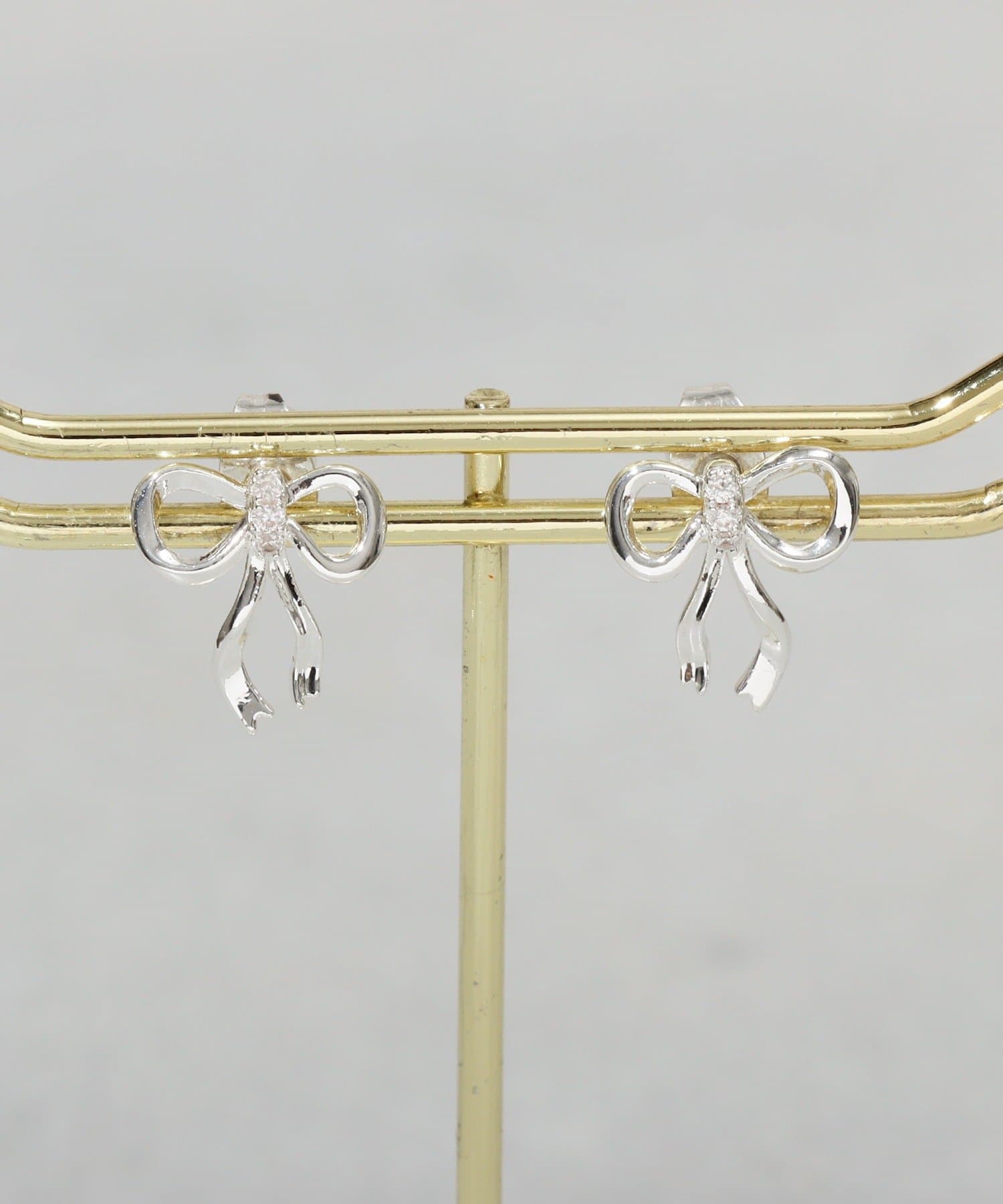 3COINS(スリーコインズ) メタルラインリボンピアス