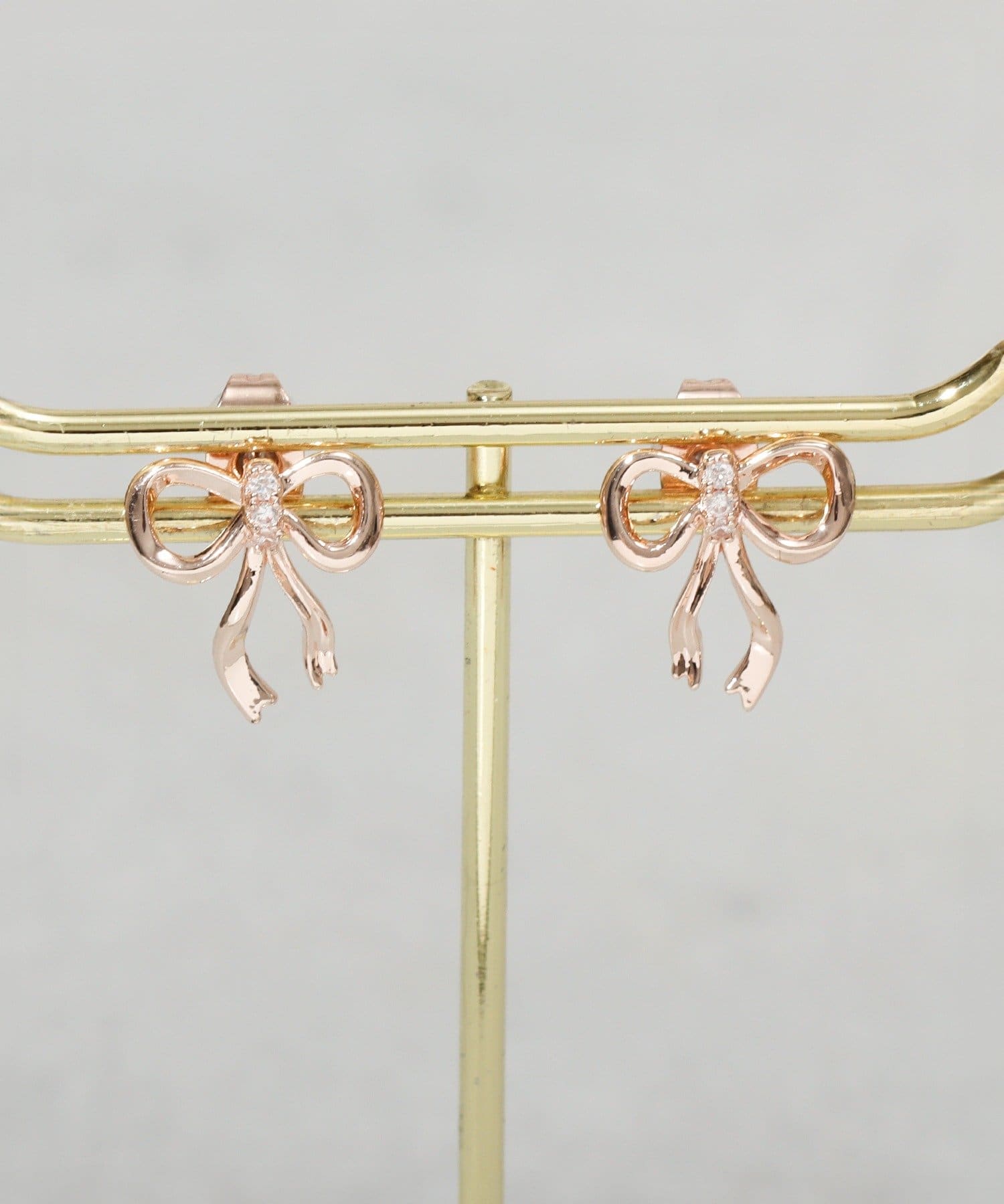 3COINS(スリーコインズ) メタルラインリボンピアス