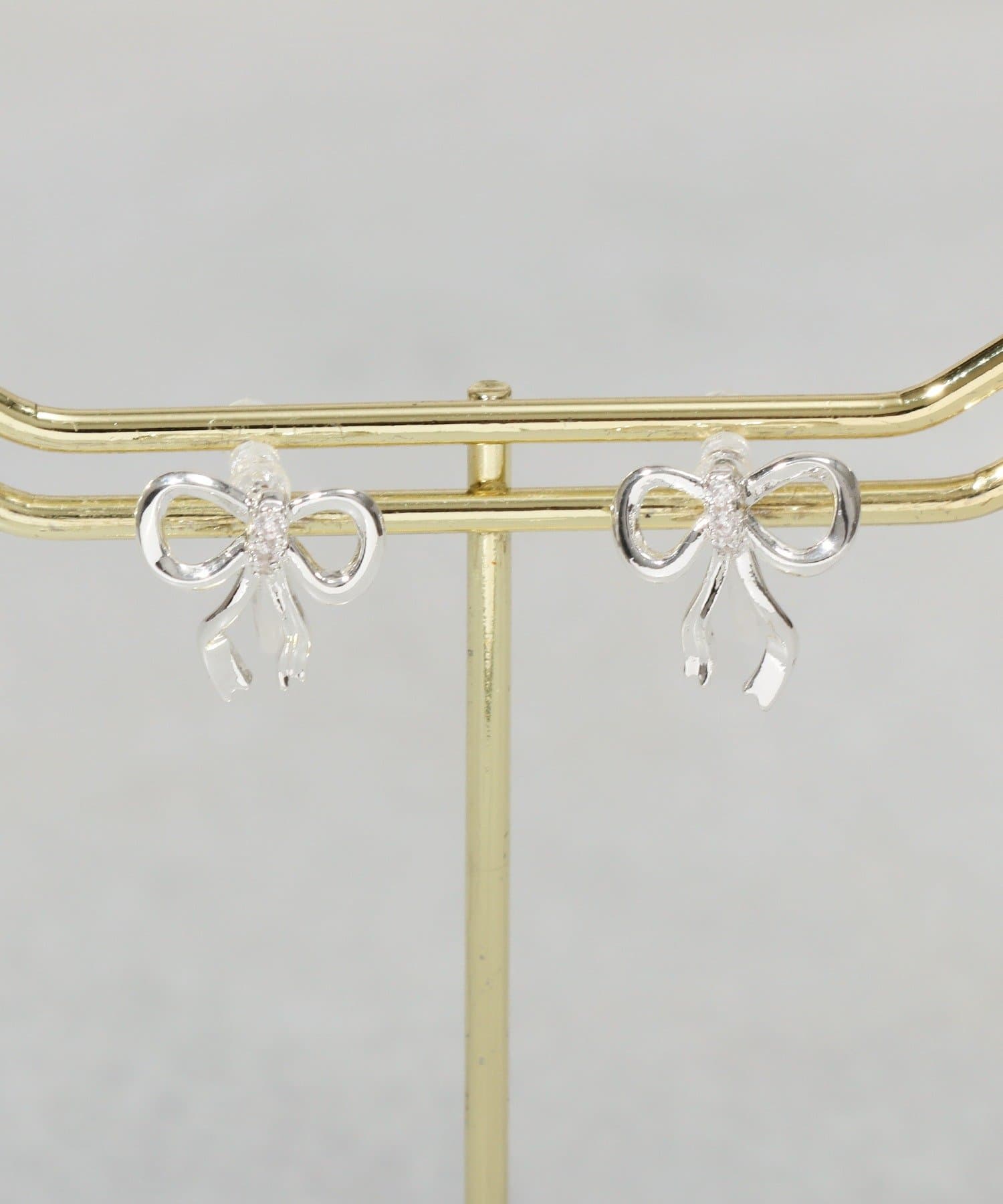 3COINS(スリーコインズ) メタルラインリボン樹脂イヤリング