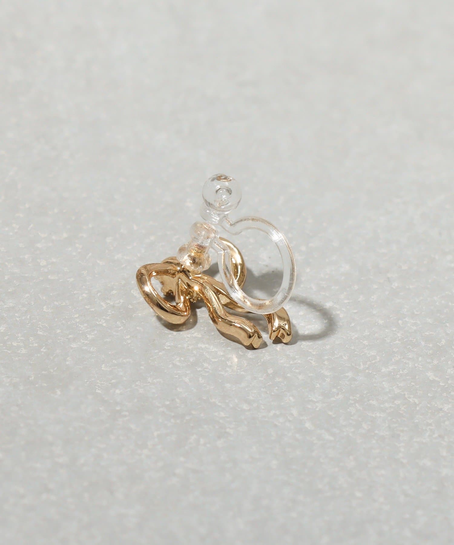 3COINS(スリーコインズ) メタルラインリボン樹脂イヤリング