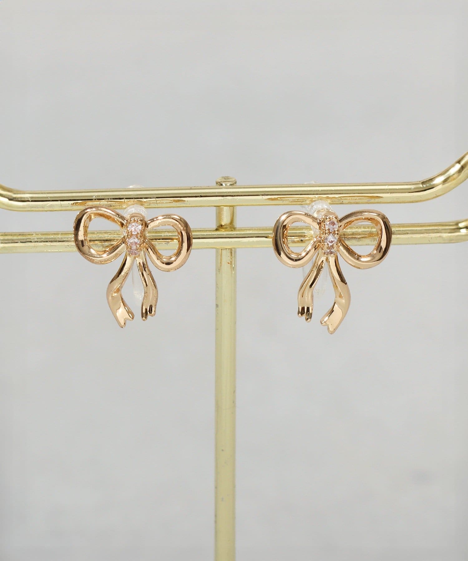 3COINS(スリーコインズ) メタルラインリボン樹脂イヤリング