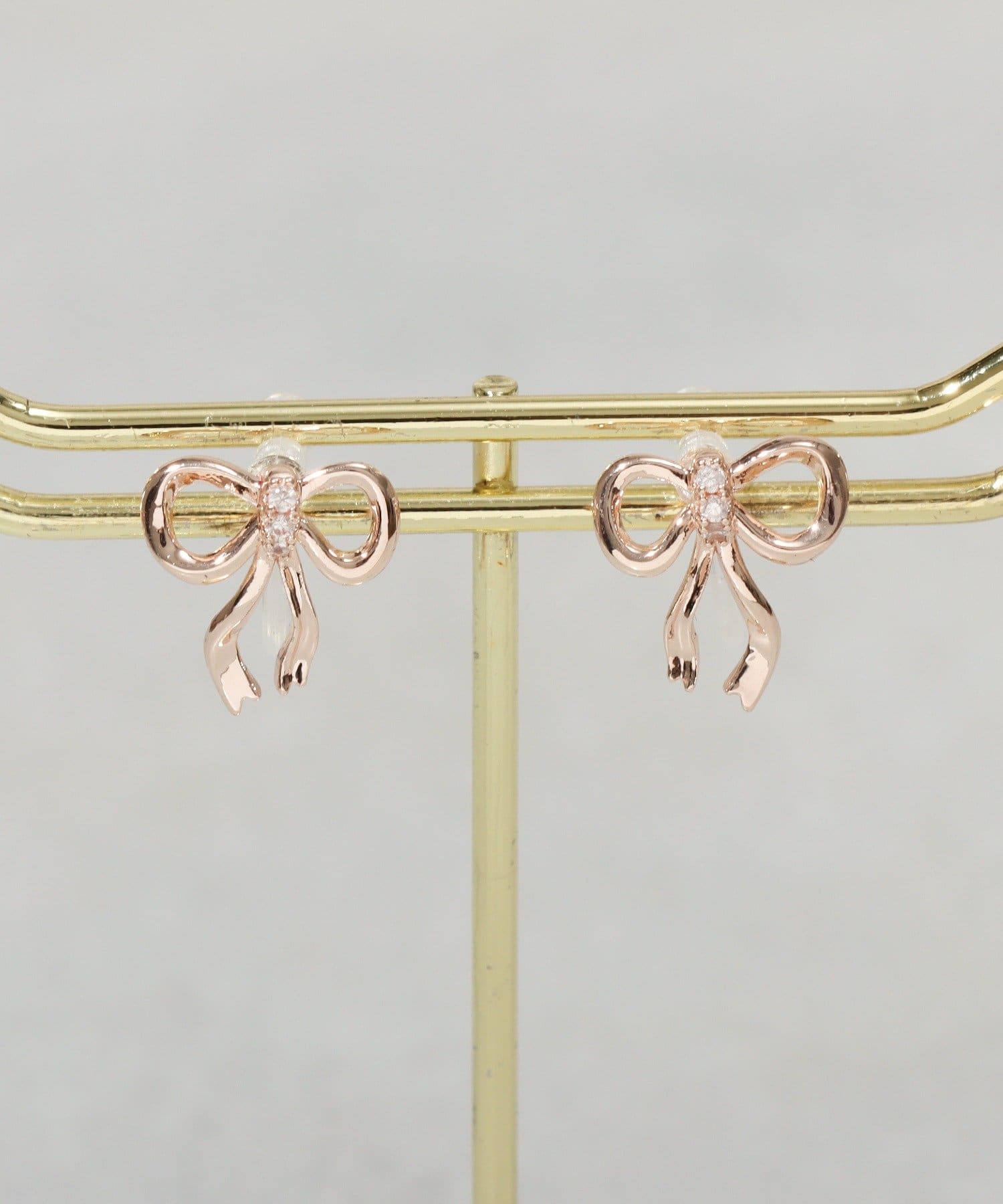 3COINS(スリーコインズ) メタルラインリボン樹脂イヤリング