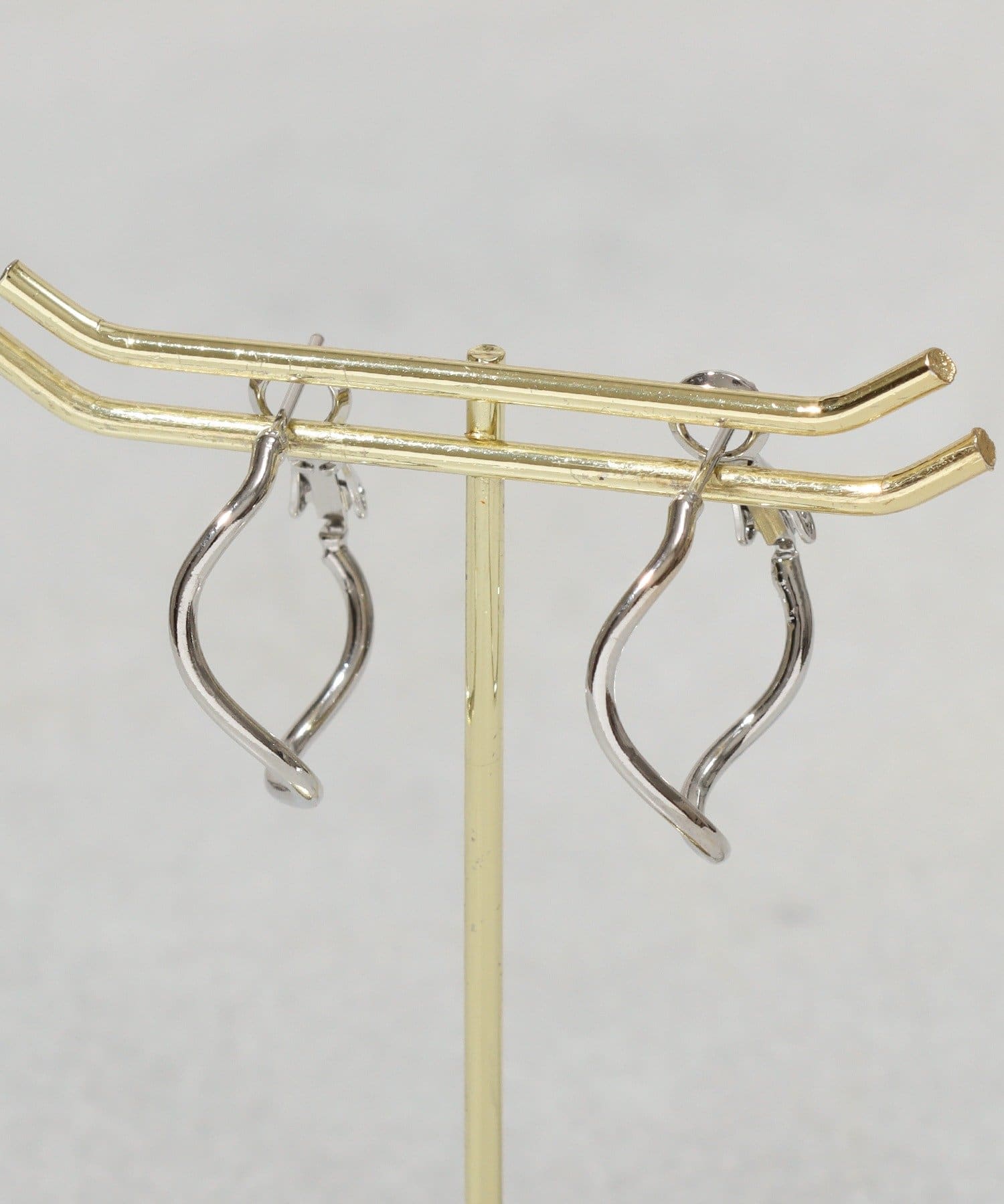 3COINS(スリーコインズ) メタルウネウネフープピアス