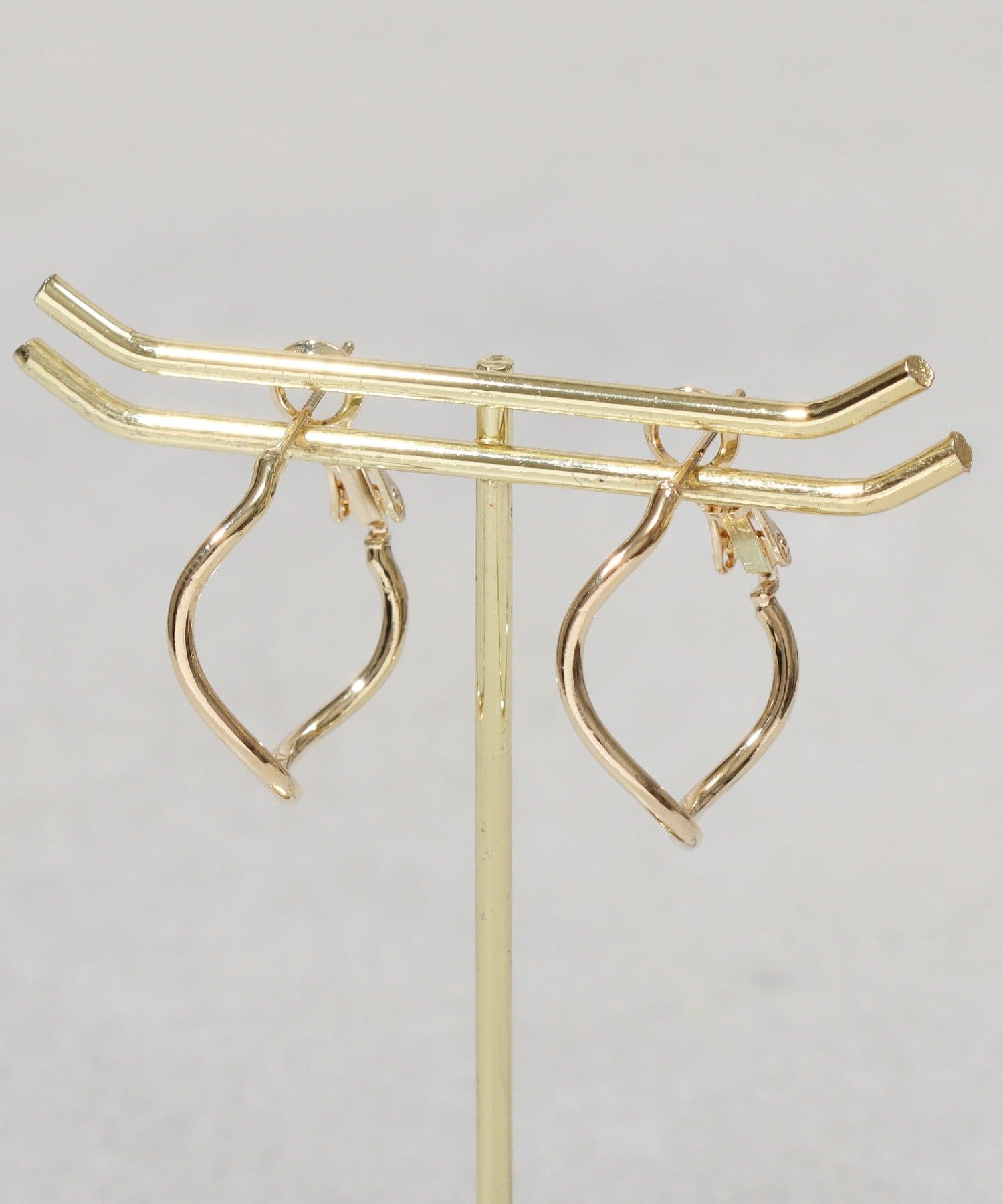 3COINS(スリーコインズ) メタルウネウネフープピアス