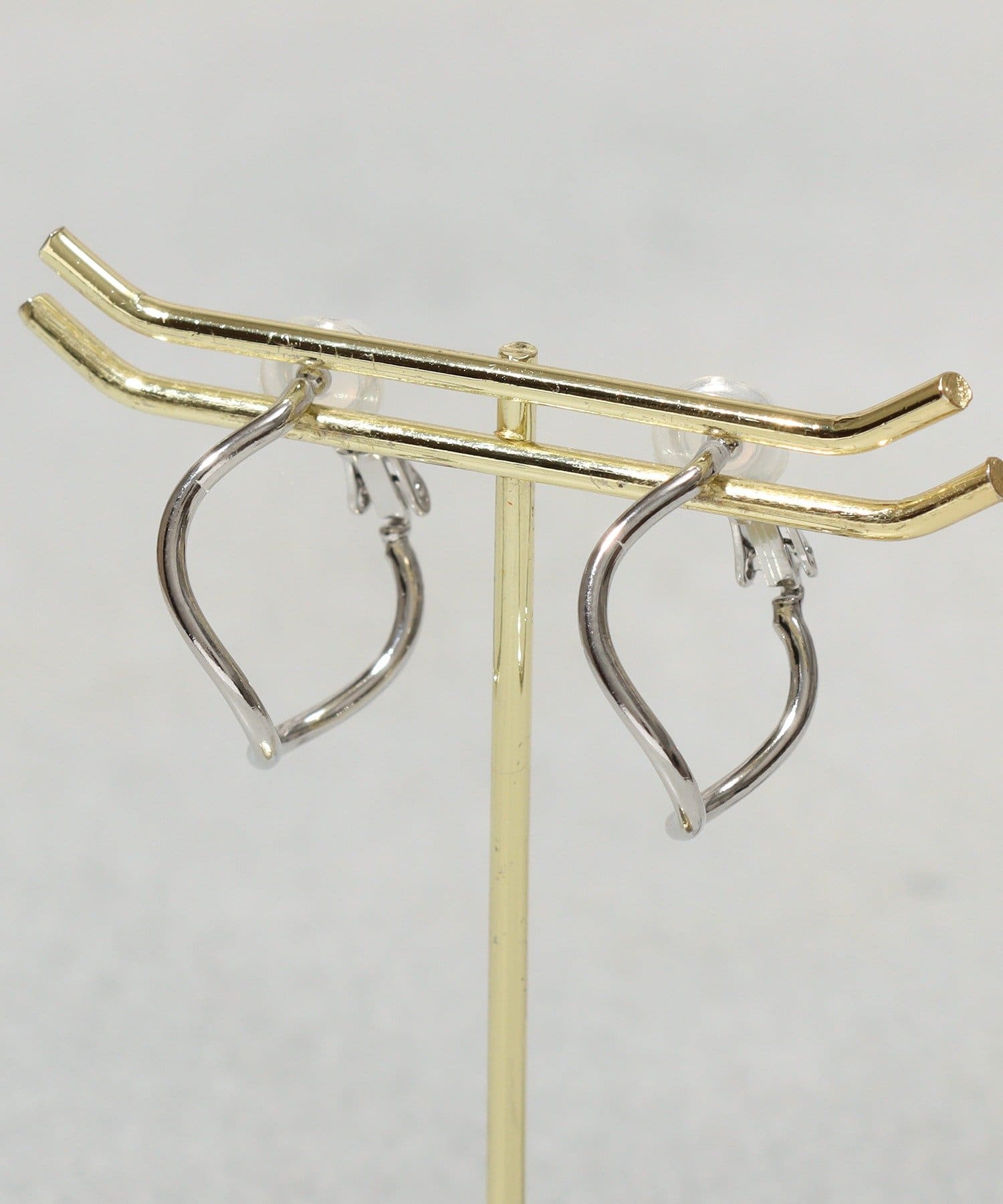 3COINS(スリーコインズ) メタルウネウネフープイヤリング