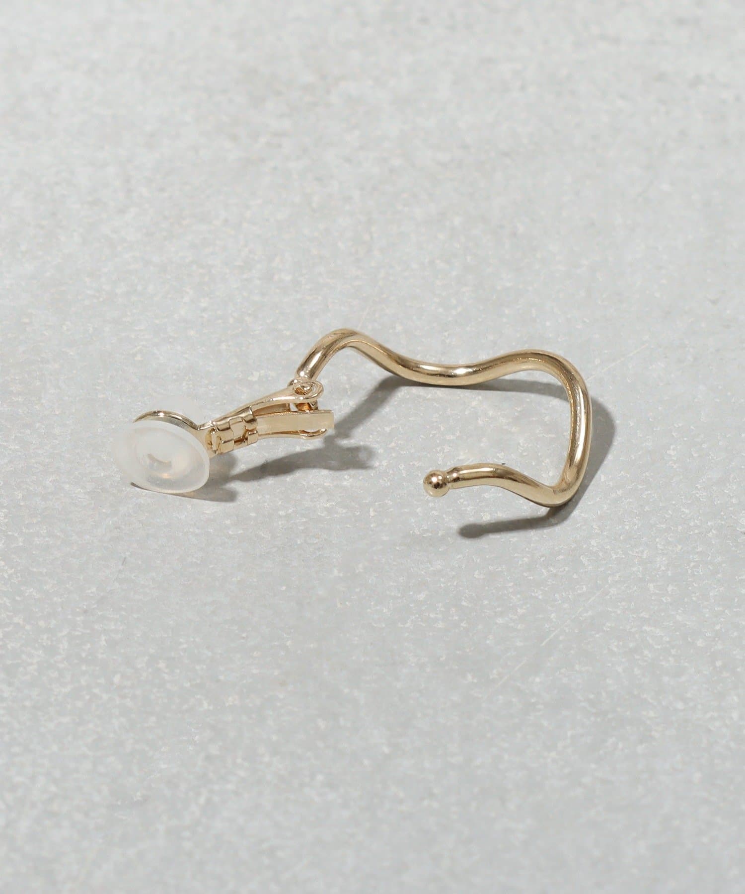 3COINS(スリーコインズ) メタルウネウネフープイヤリング