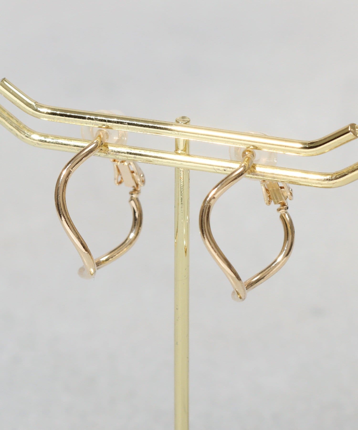 3COINS(スリーコインズ) メタルウネウネフープイヤリング