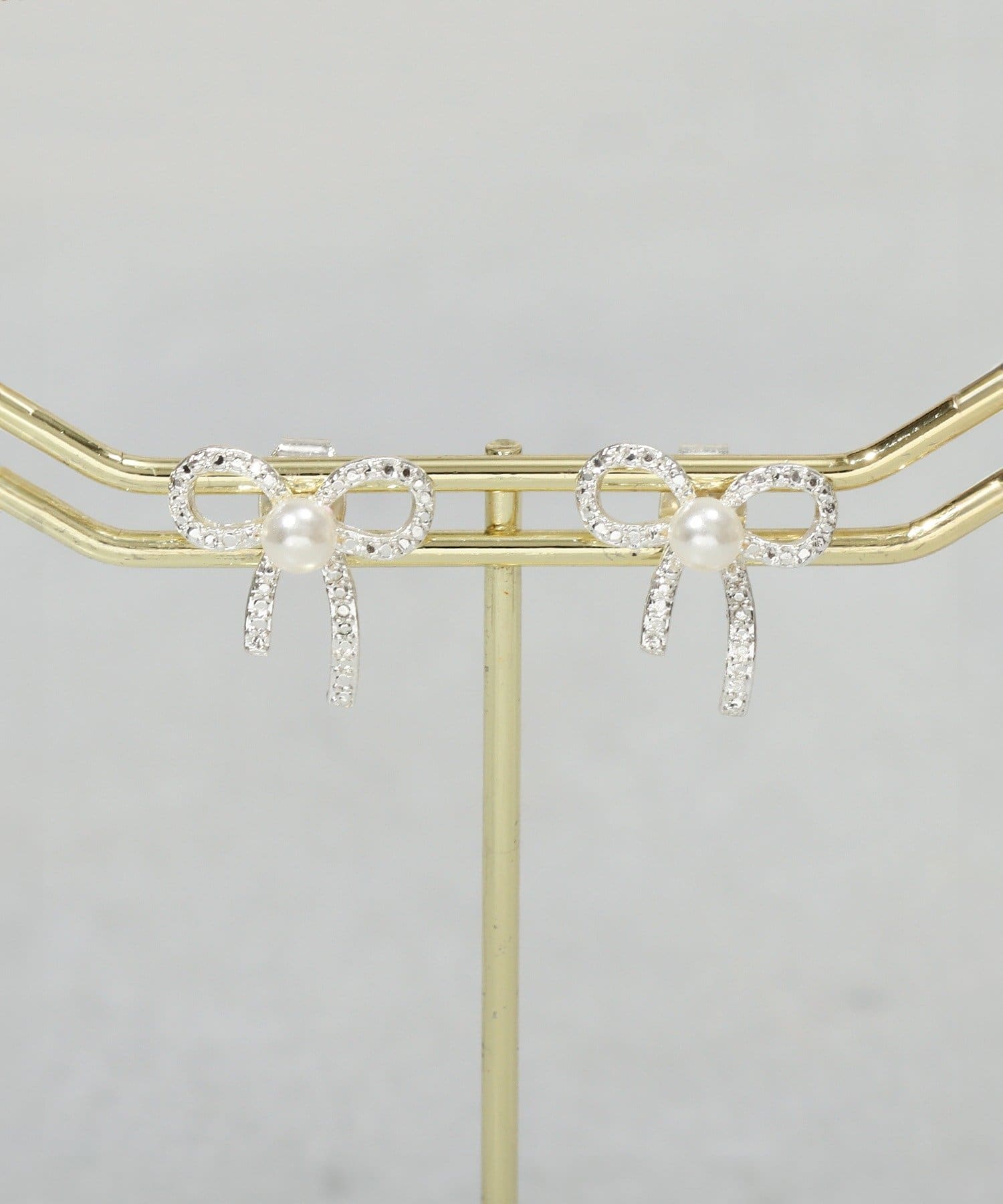 3COINS(スリーコインズ) センターパールキラキラリボンピアス