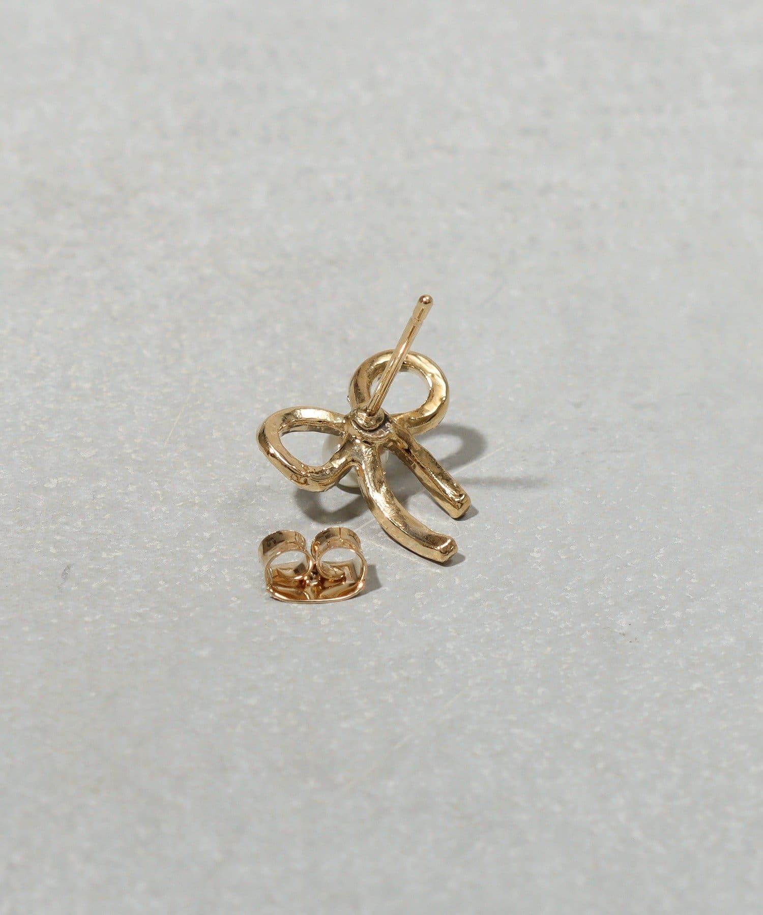 3COINS(スリーコインズ) センターパールキラキラリボンピアス
