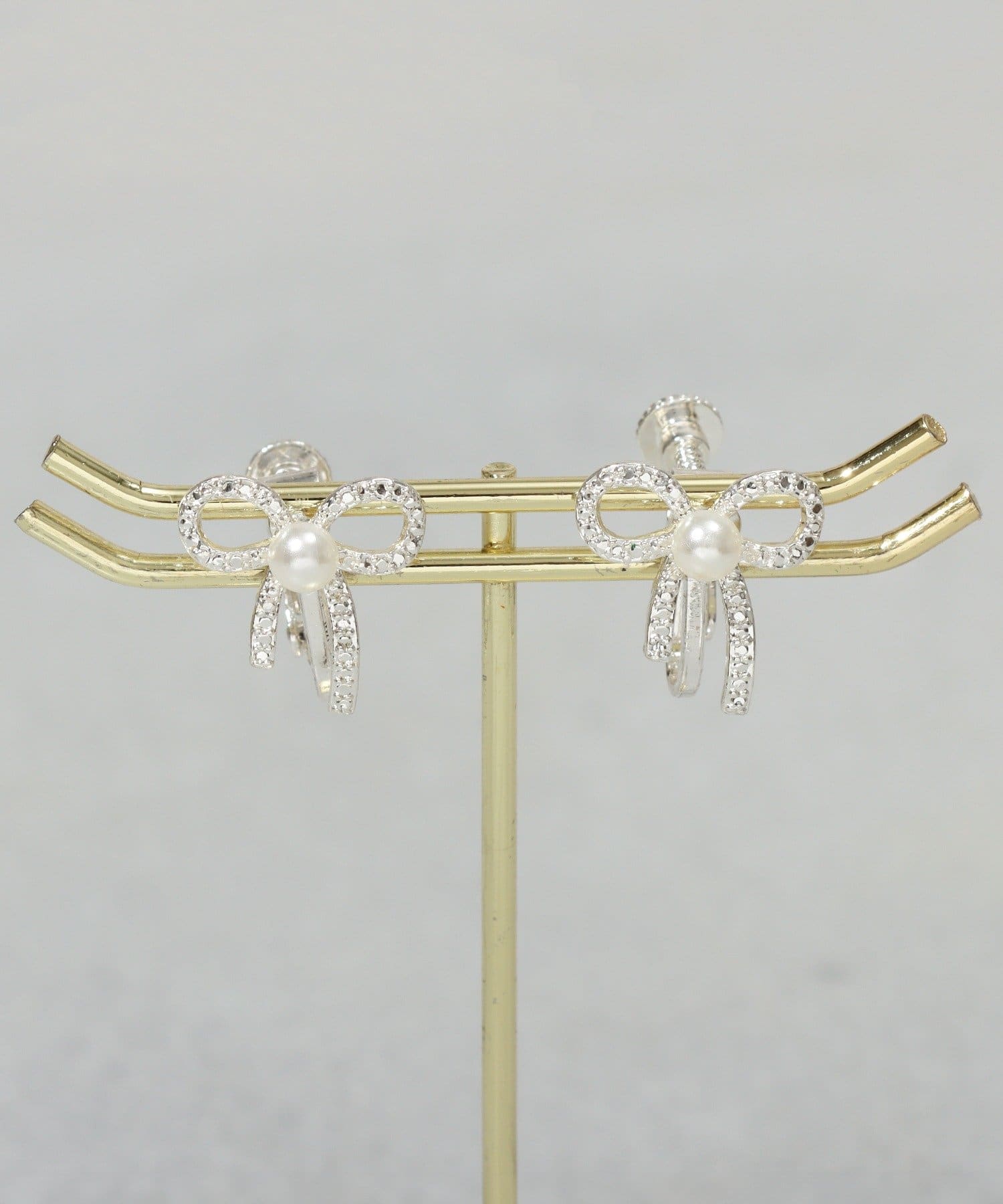 3COINS(スリーコインズ) センターパールキラキラリボンイヤリング