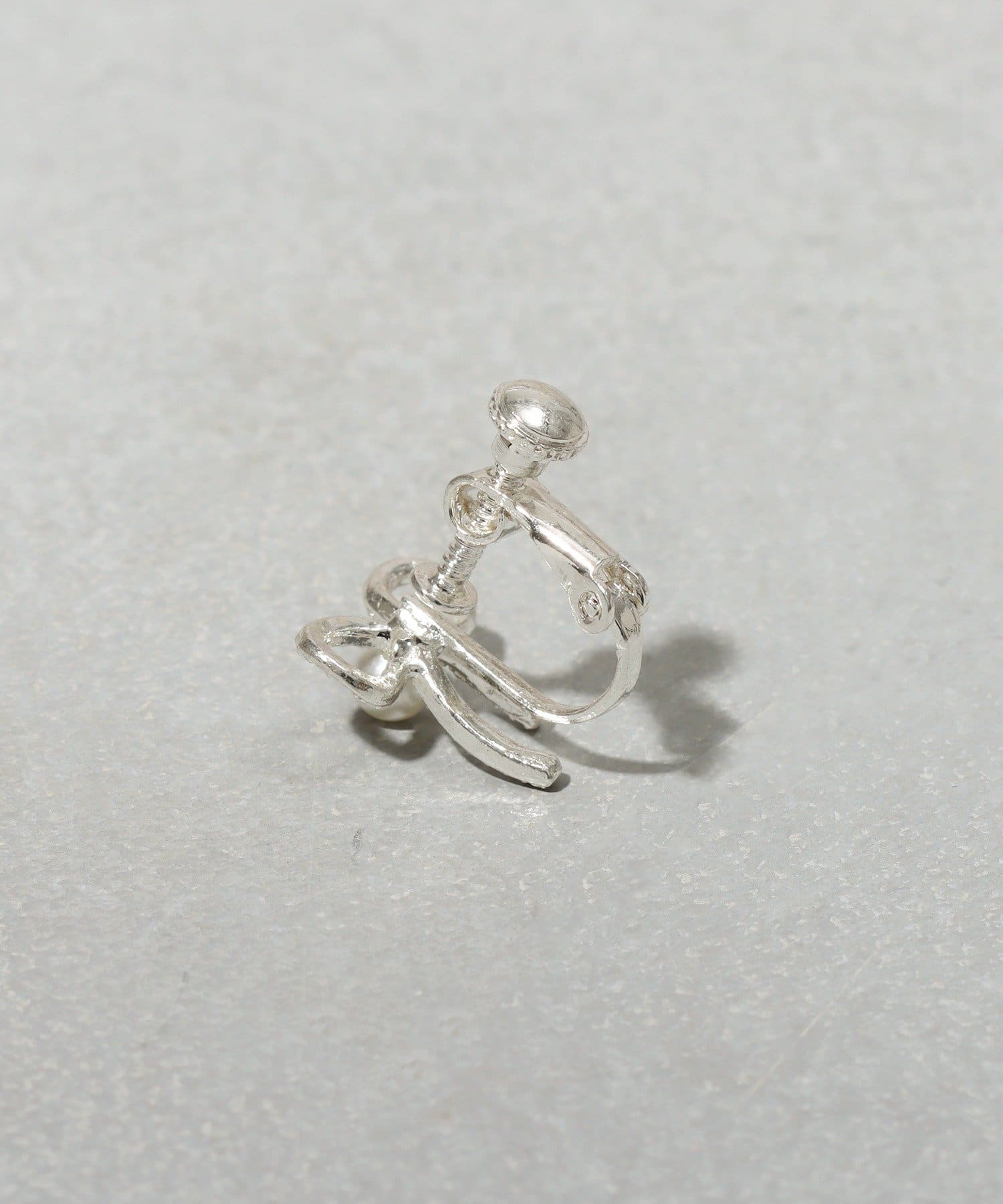 3COINS(スリーコインズ) センターパールキラキラリボンイヤリング