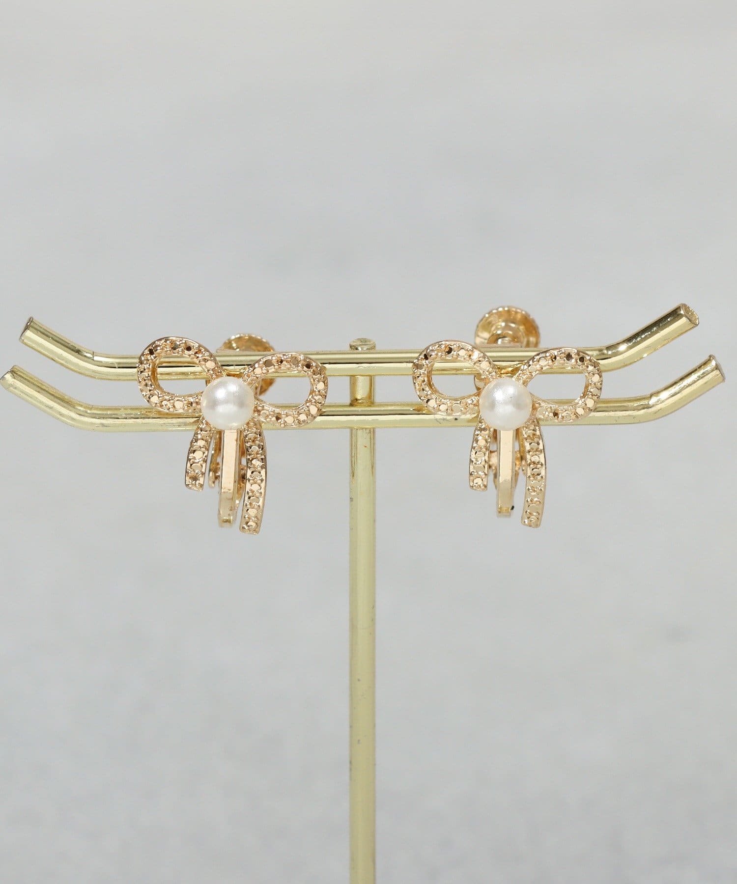 3COINS(スリーコインズ) センターパールキラキラリボンイヤリング