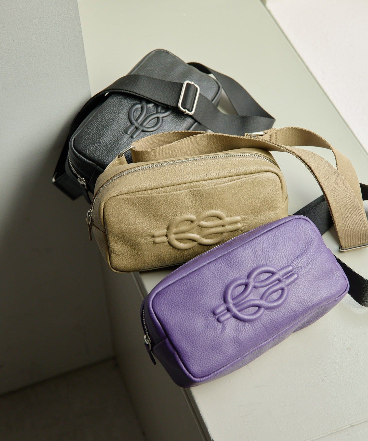 ear PAPILLONNER(イア パピヨネ) 《本革/超軽量290g》エンボスボディバッグ/ショルダーバッグ