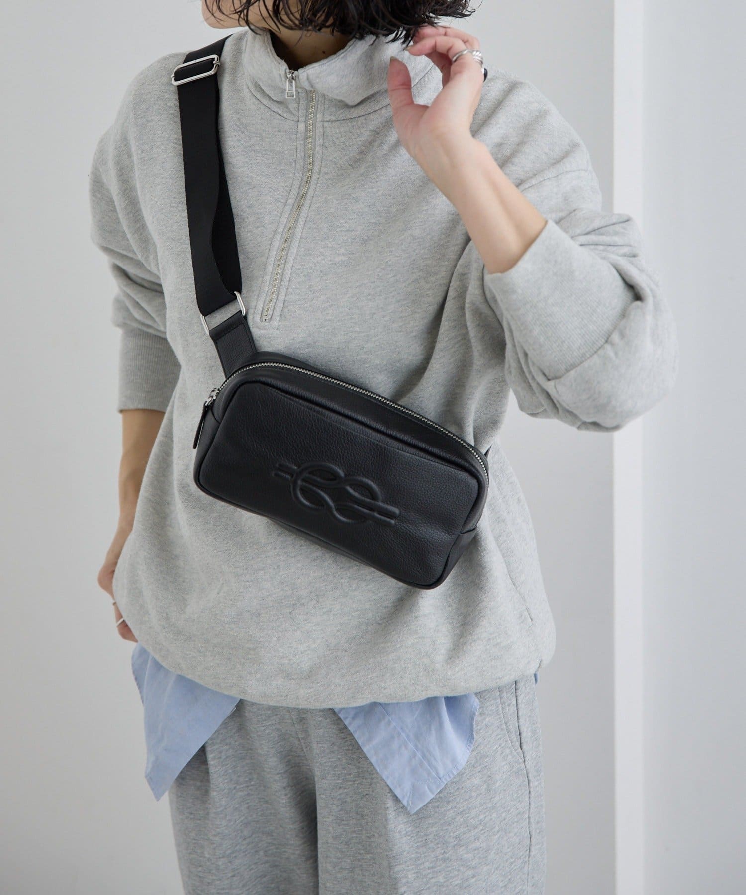 ear PAPILLONNER(イア パピヨネ) 《本革/超軽量290g》エンボスボディバッグ/ショルダーバッグ