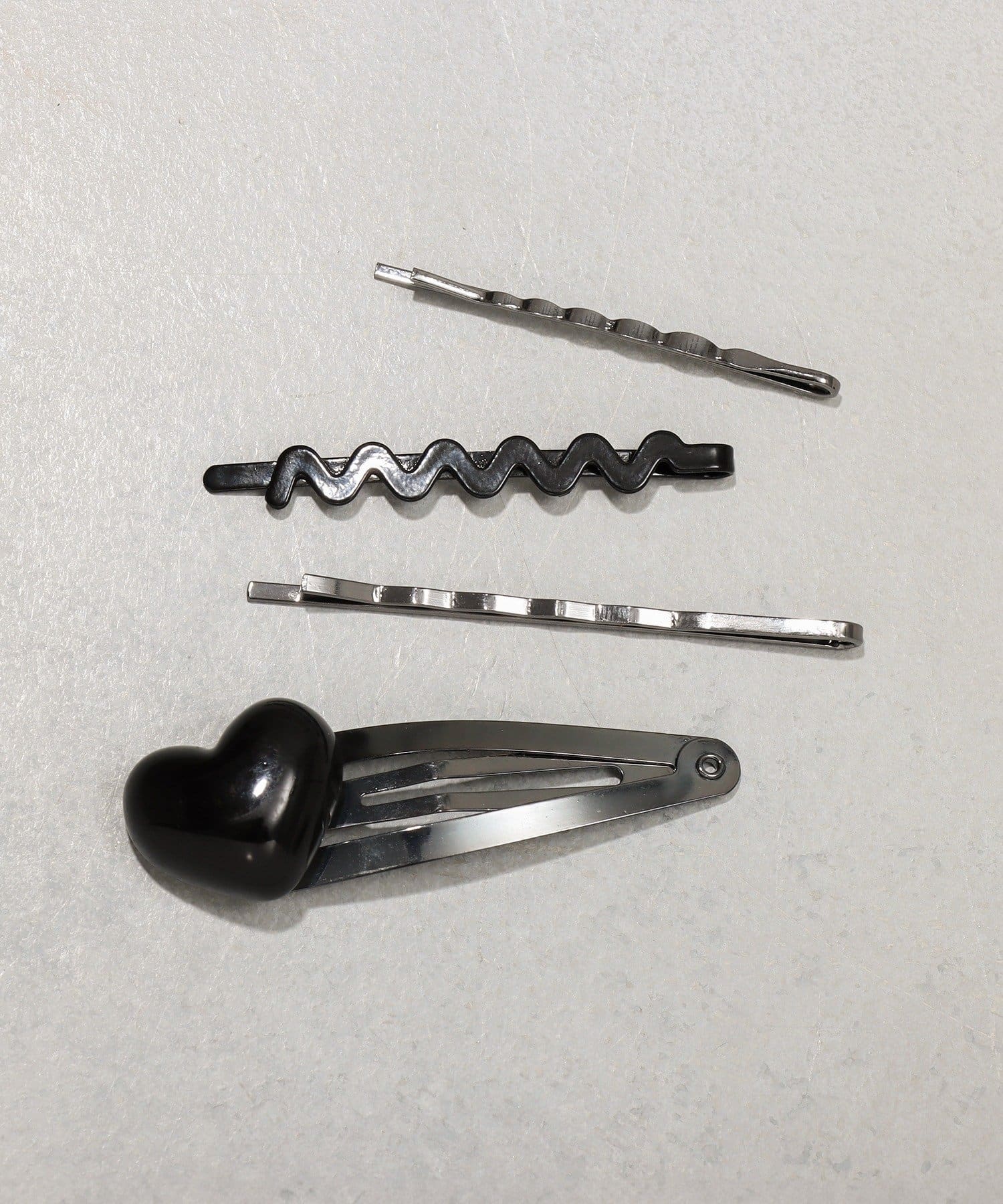 3COINS(スリーコインズ) メタルハートパッチンピン4個セット