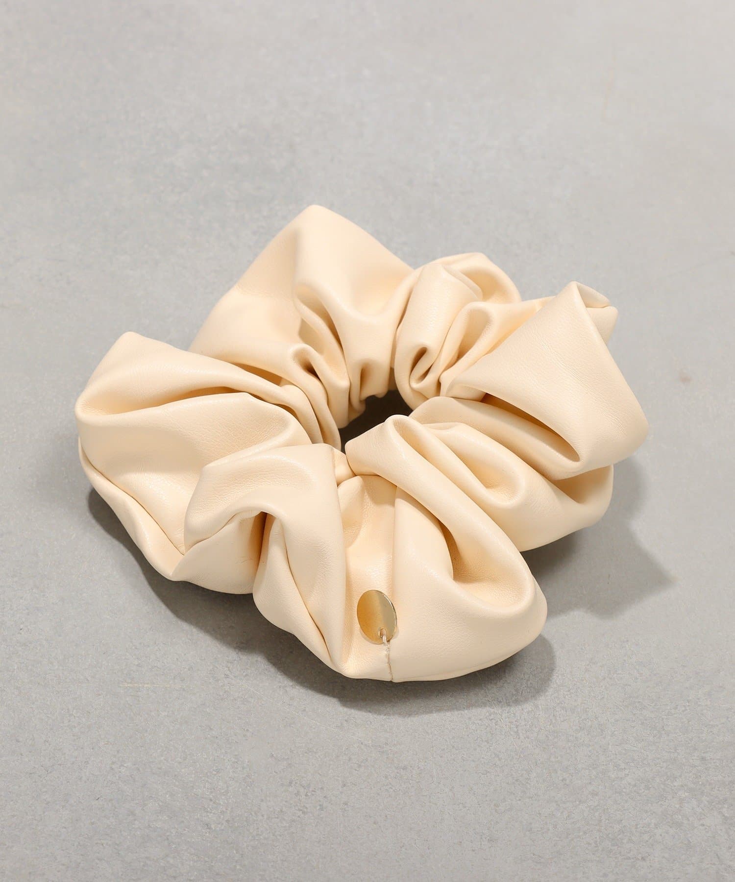 3COINS(スリーコインズ) フェイクレザー調シュシュ