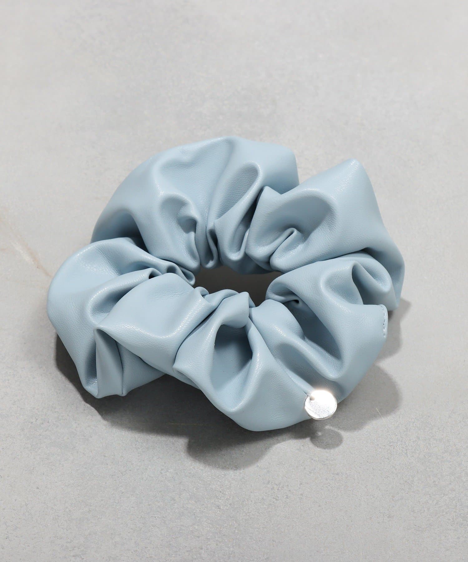 3COINS(スリーコインズ) フェイクレザー調シュシュ