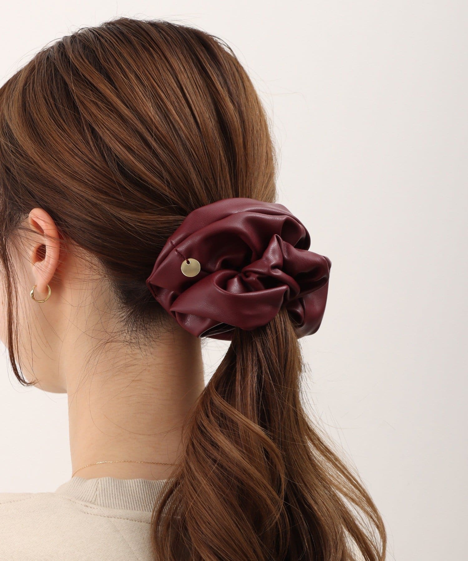 3COINS(スリーコインズ) フェイクレザー調シュシュ