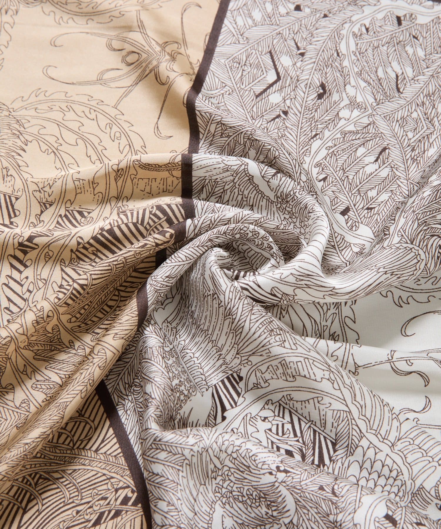 COLONY 2139(コロニー トゥーワンスリーナイン) オリエンタル柄大判スカーフ 90×90