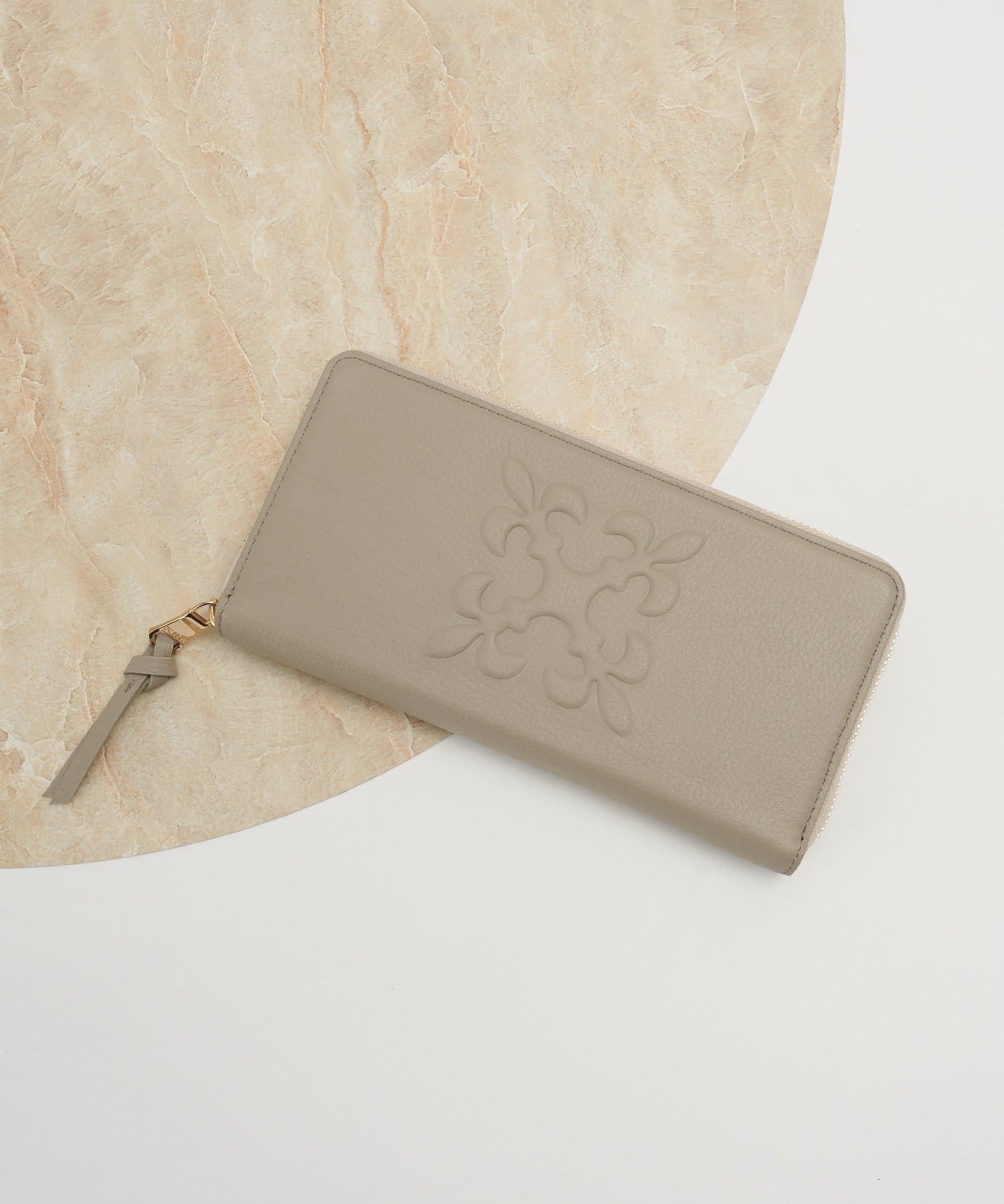 russet(ラシット) エンボスモノグラム多機能ウォレット