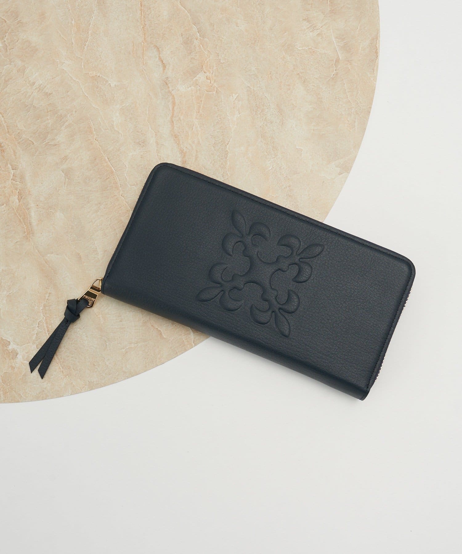 russet(ラシット) エンボスモノグラム多機能ウォレット