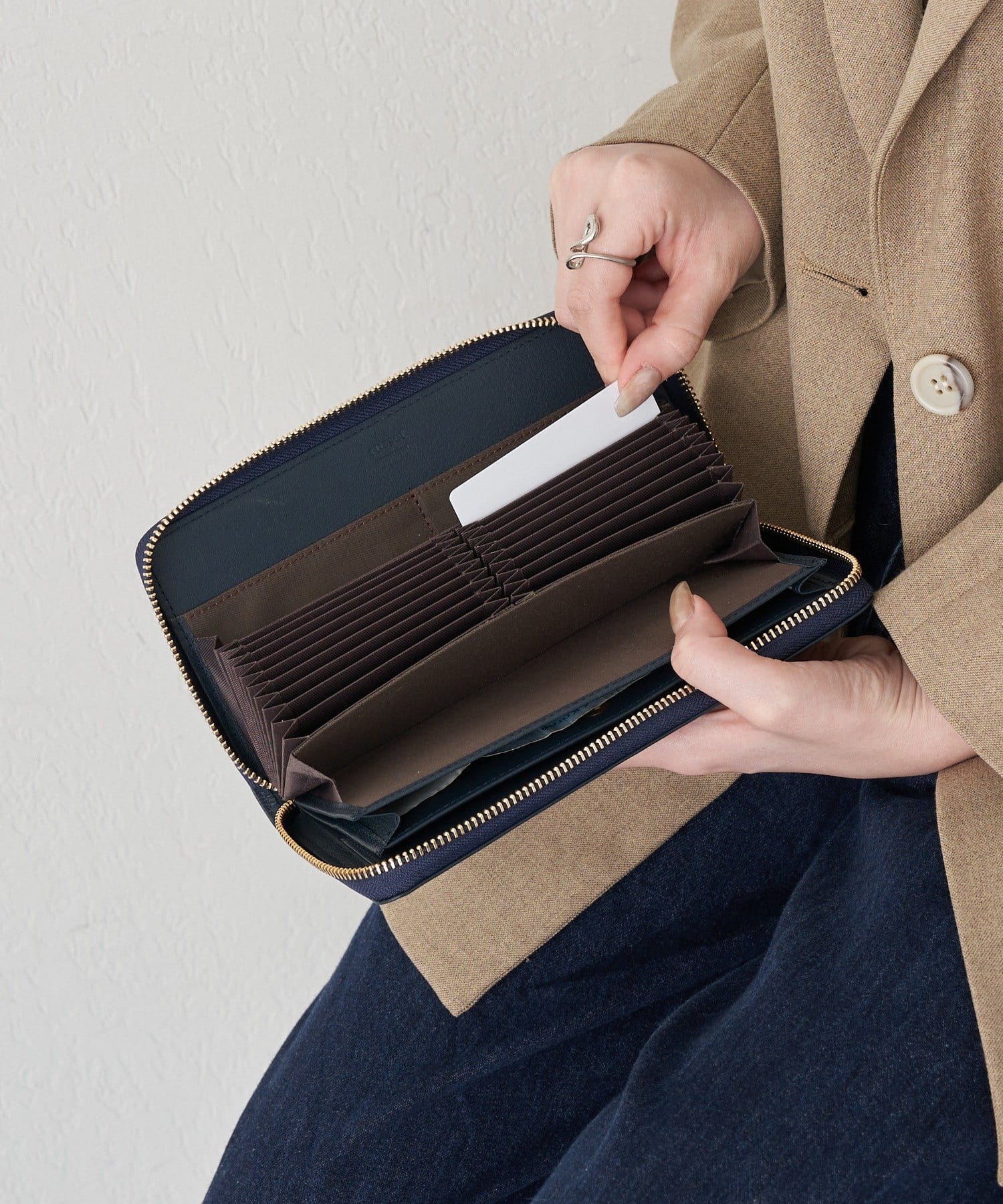 russet(ラシット) エンボスモノグラム多機能ウォレット