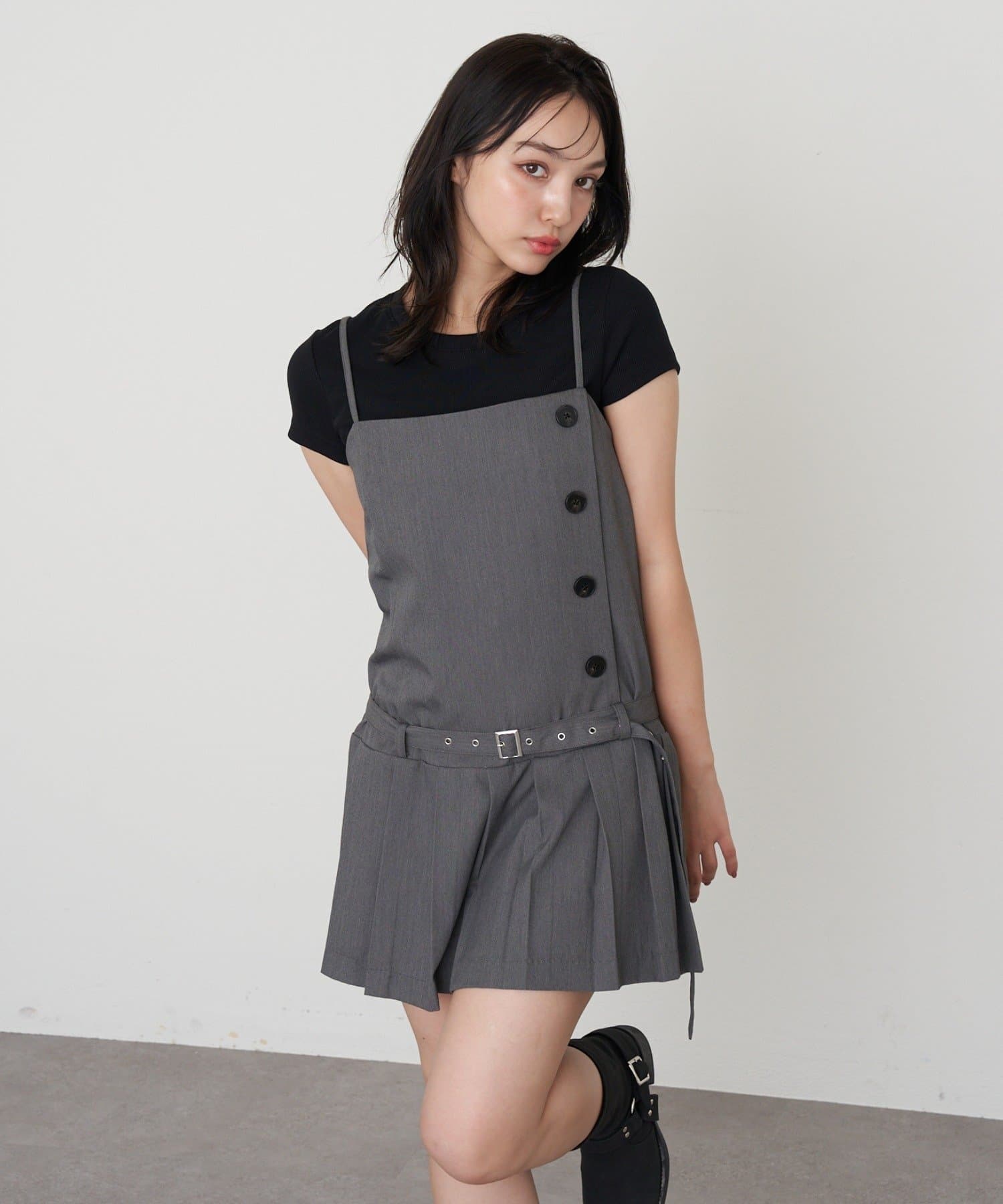 OUTLET(アウトレット) 【RAY CASSIN】ボタンデザインプリーツキャミミニワンピース