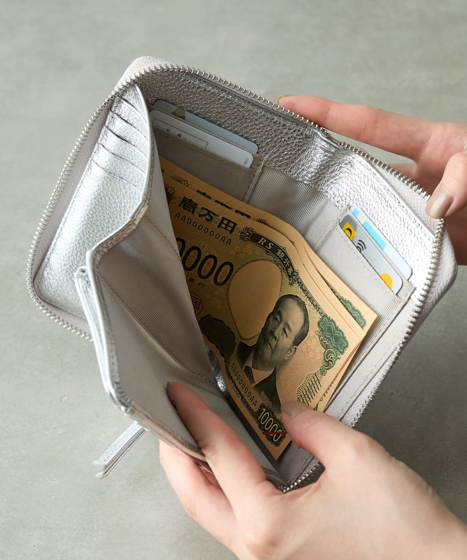 BIRTHDAY BAR(バースデイバー) 本革 コンパクトウォレット B7サイズ 財布