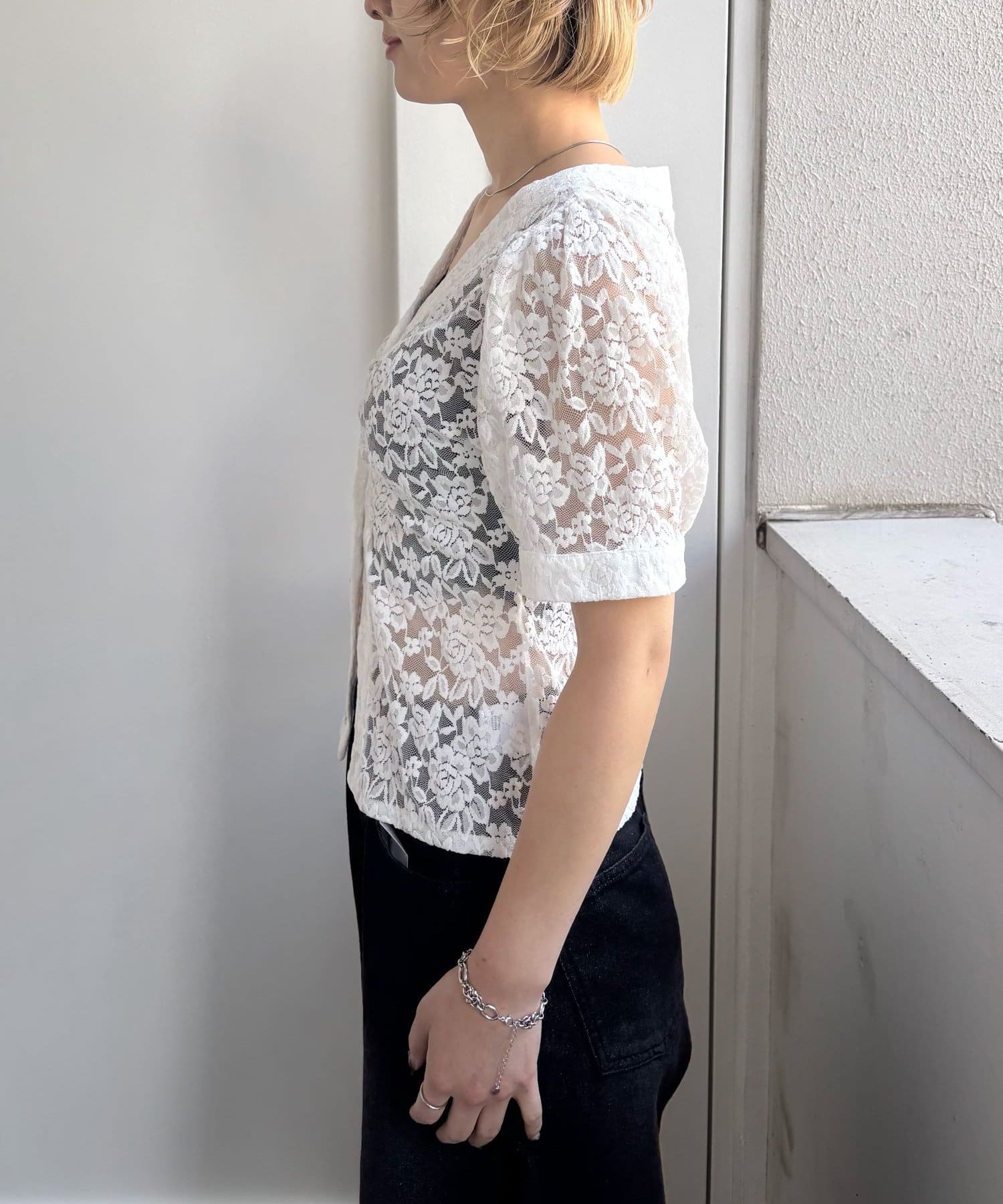 OUTLET(アウトレット) 【WHO'S WHO gallery】パフスリーブレースVネック半袖ブラウス