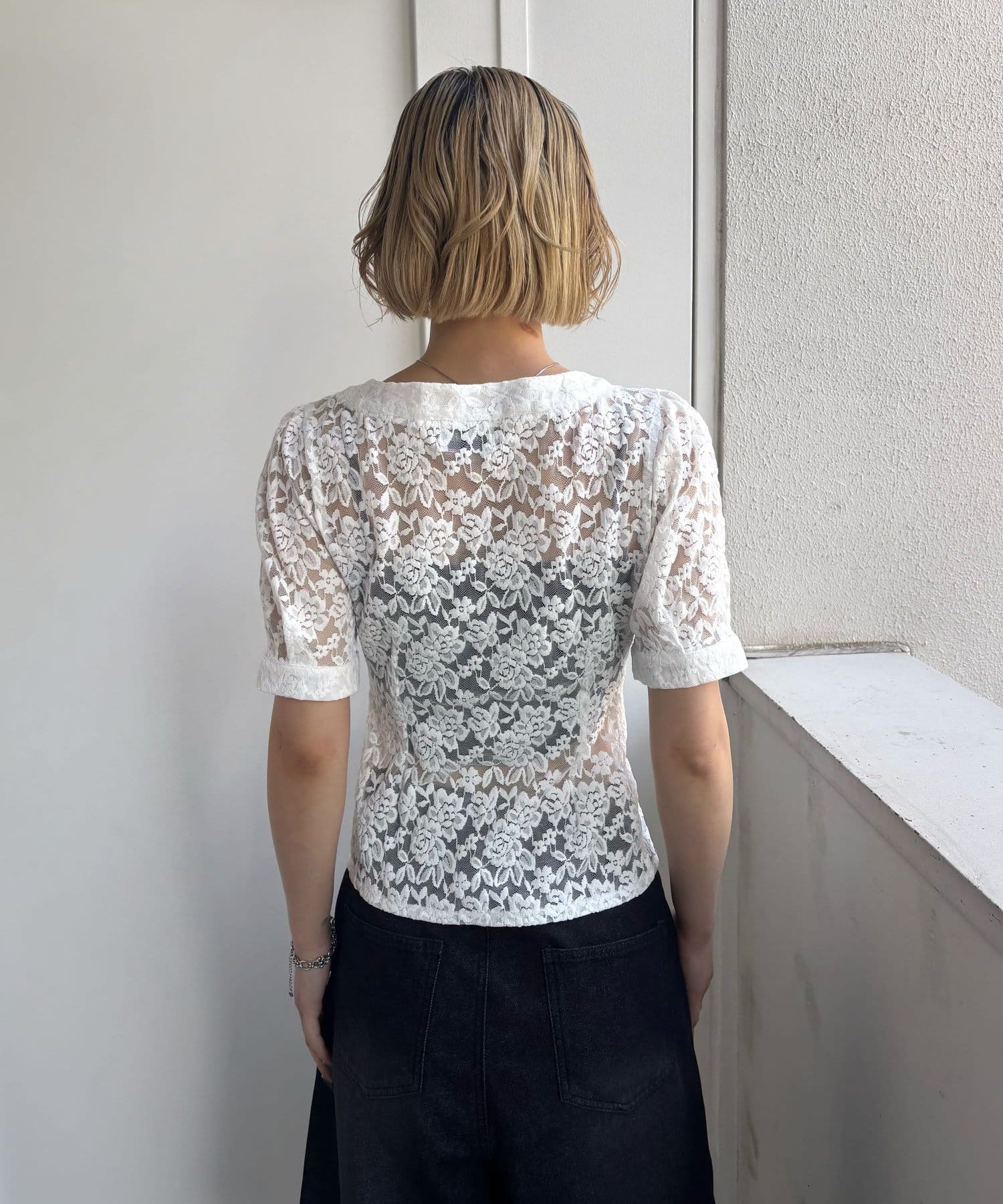 OUTLET(アウトレット) 【WHO'S WHO gallery】パフスリーブレースVネック半袖ブラウス