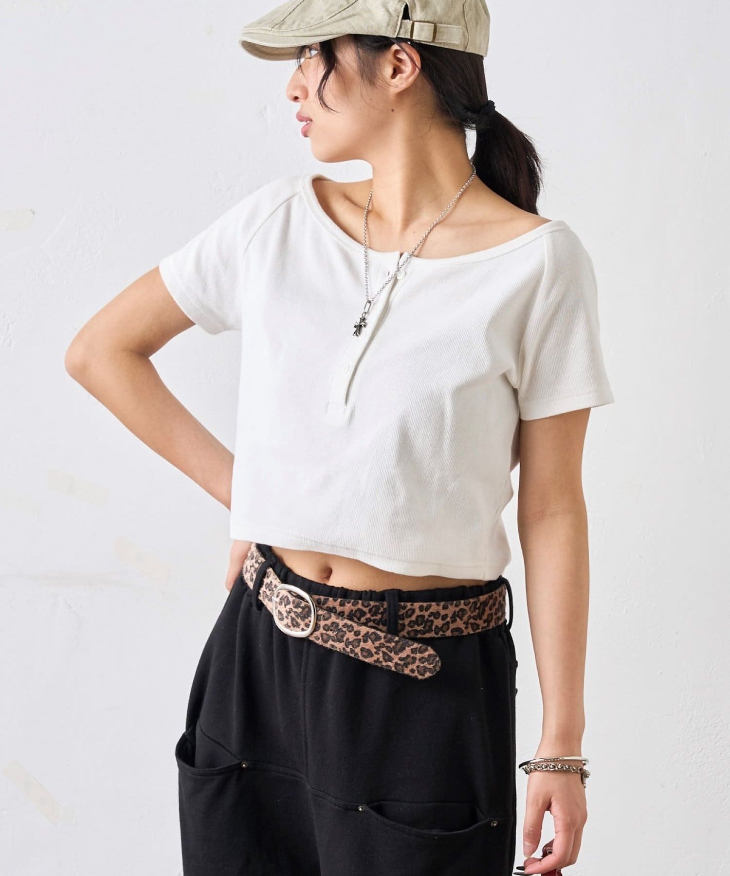 OUTLET(アウトレット) 【WHO'S WHO gallery】オフショルヘンリーネック半袖TEE