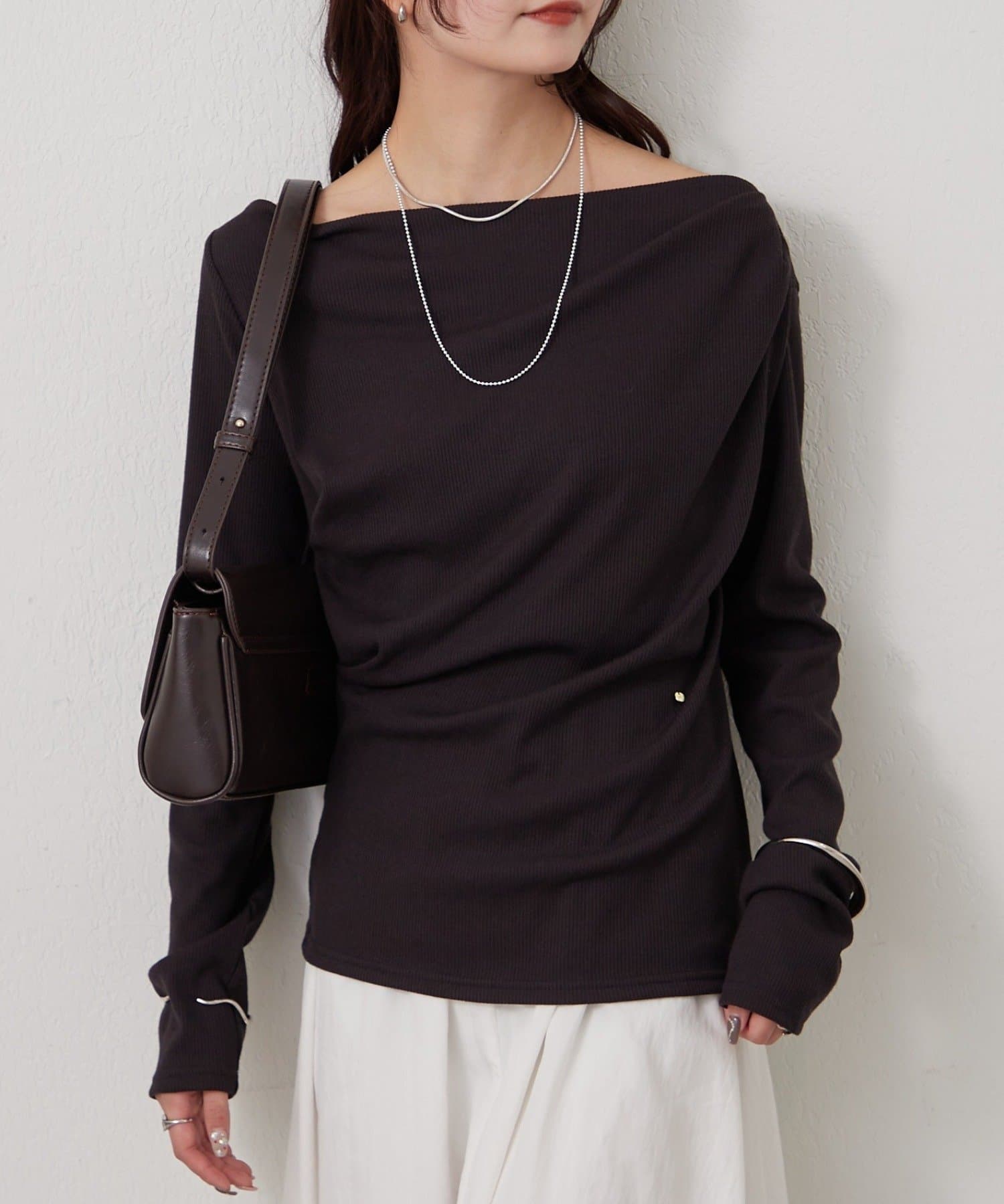 mystic(ミスティック) チャーム付きオフショルリブロングTシャツ