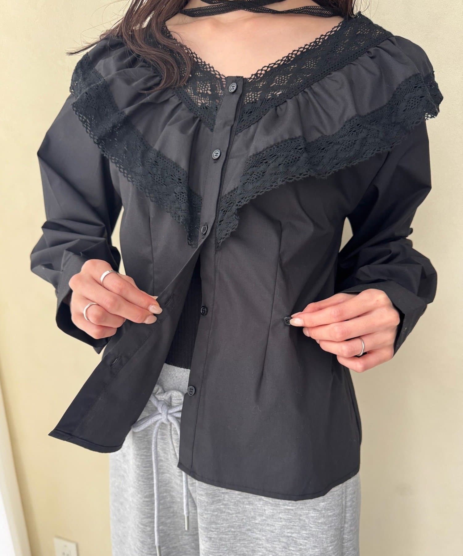 mystic(ミスティック) 【@lily.s_y企画】Vフリルシェイプブラウス