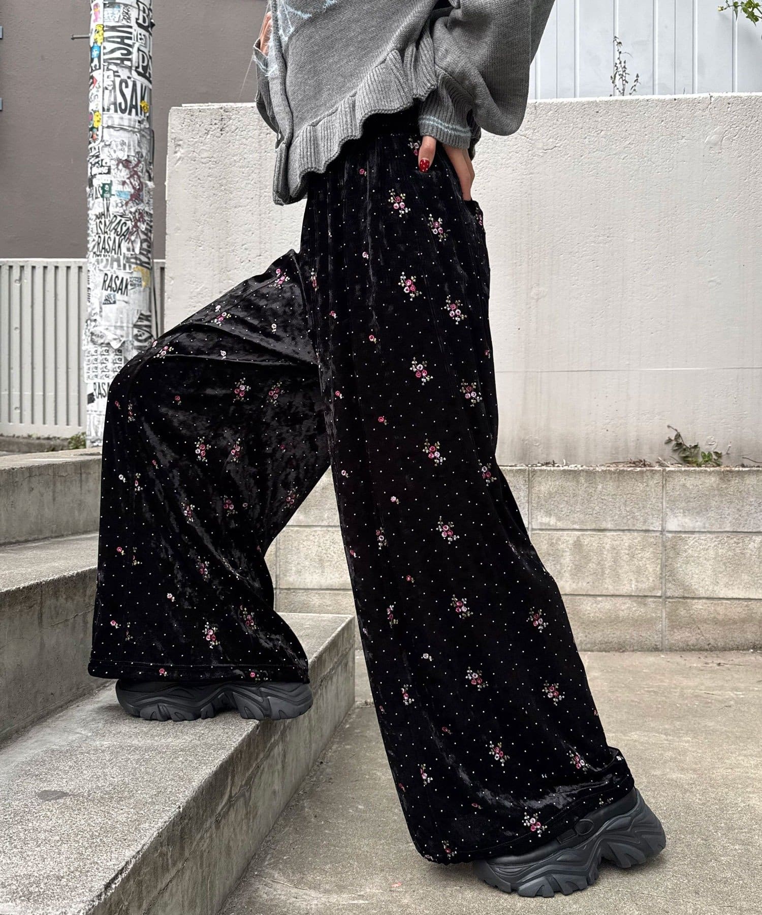 CIAOPANIC(チャオパニック) ラインストーンフラワー刺繡ベロアワイドパンツ