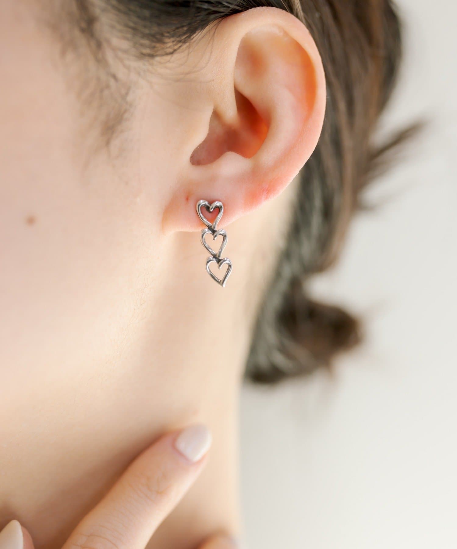 ear PAPILLONNER(イア パピヨネ) 《スターリングシルバー使用》スリーハートピアス