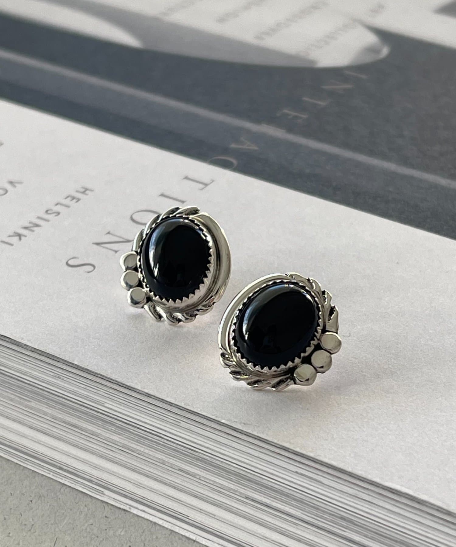 ear PAPILLONNER(イア パピヨネ) 《スターリングシルバー使用》オーバルストーンピアス