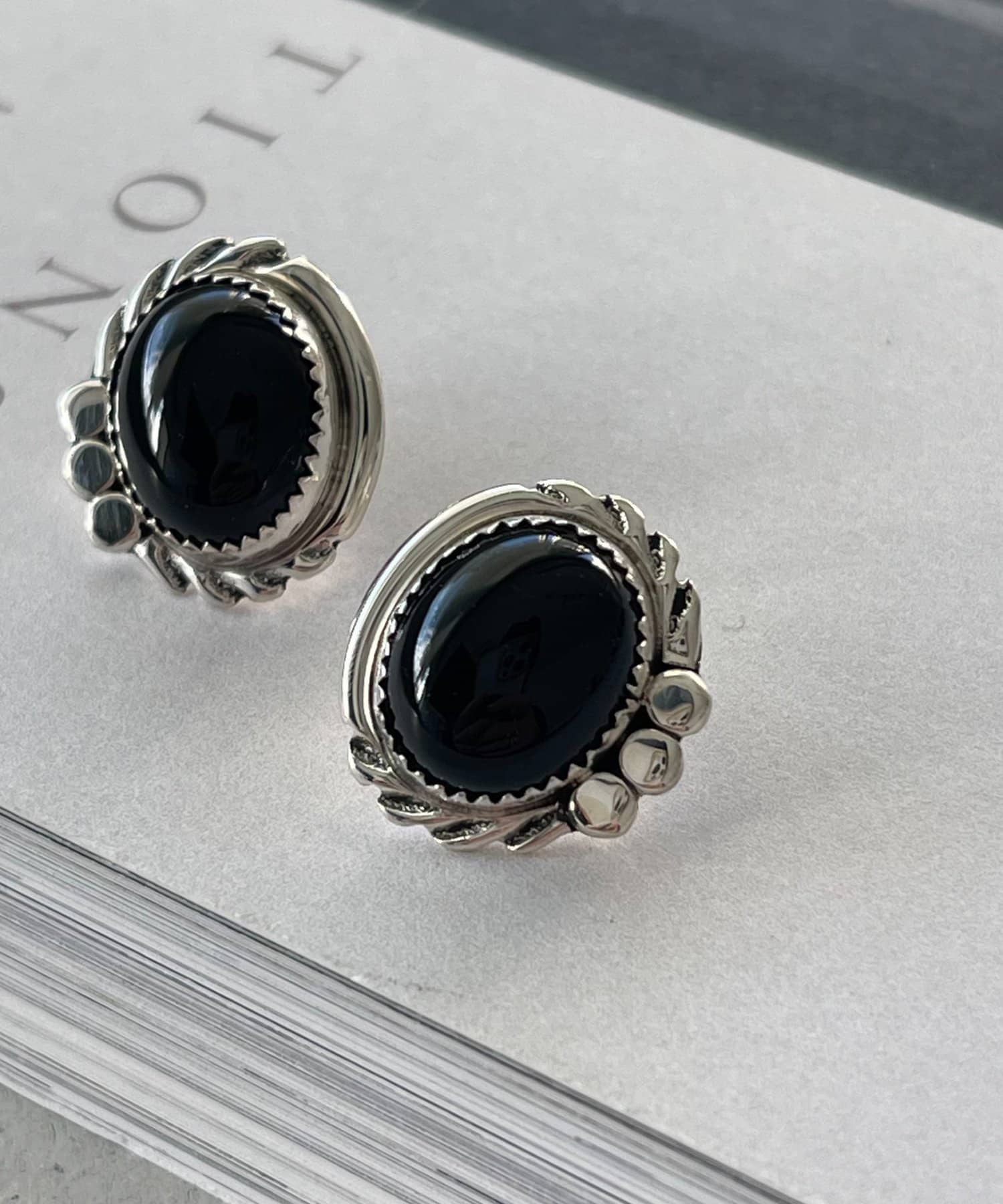 ear PAPILLONNER(イア パピヨネ) 《スターリングシルバー使用》オーバルストーンピアス