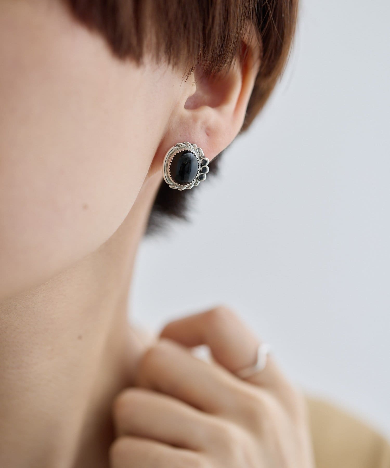 ear PAPILLONNER(イア パピヨネ) 《スターリングシルバー使用》オーバルストーンピアス