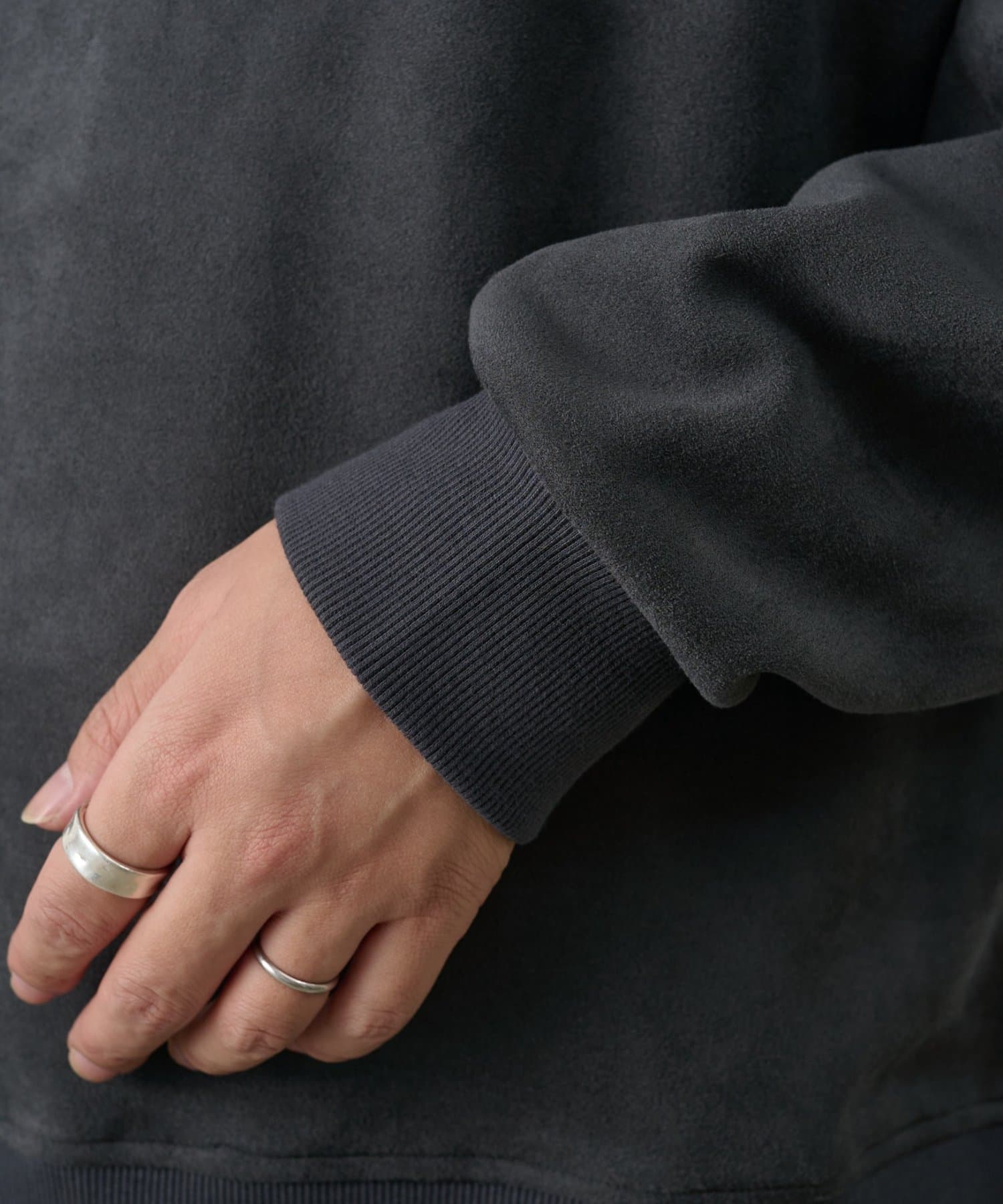 COLONY 2139(コロニー トゥーワンスリーナイン) 【セットアップ対応】シンセティックスエードクルーネック