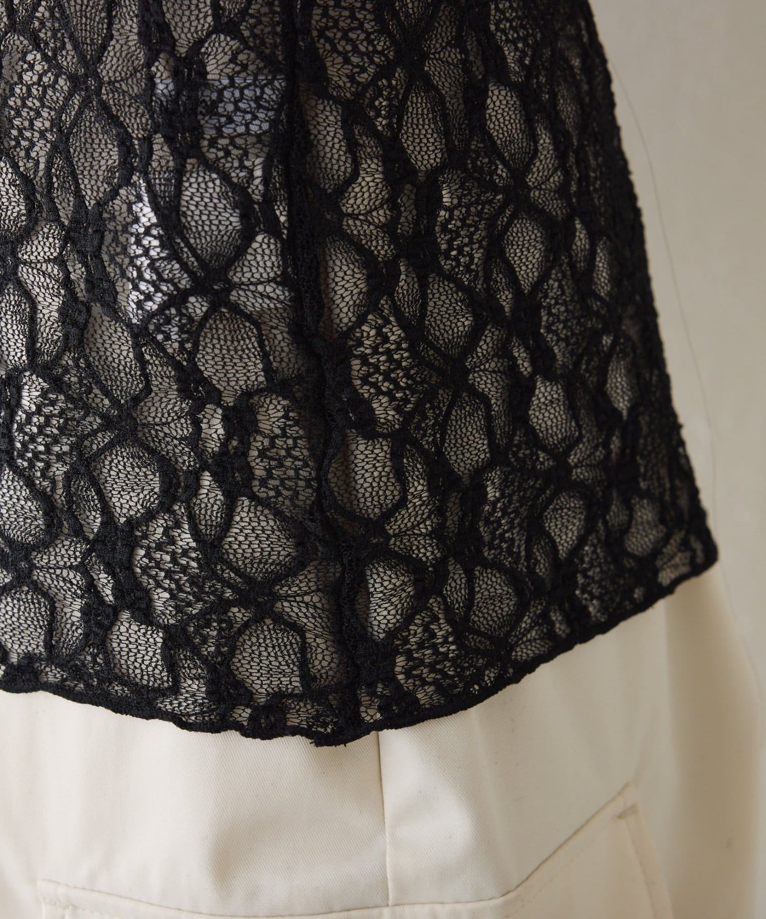 COLONY 2139(コロニー トゥーワンスリーナイン) ストレッチレースボトルネックプルオーバー