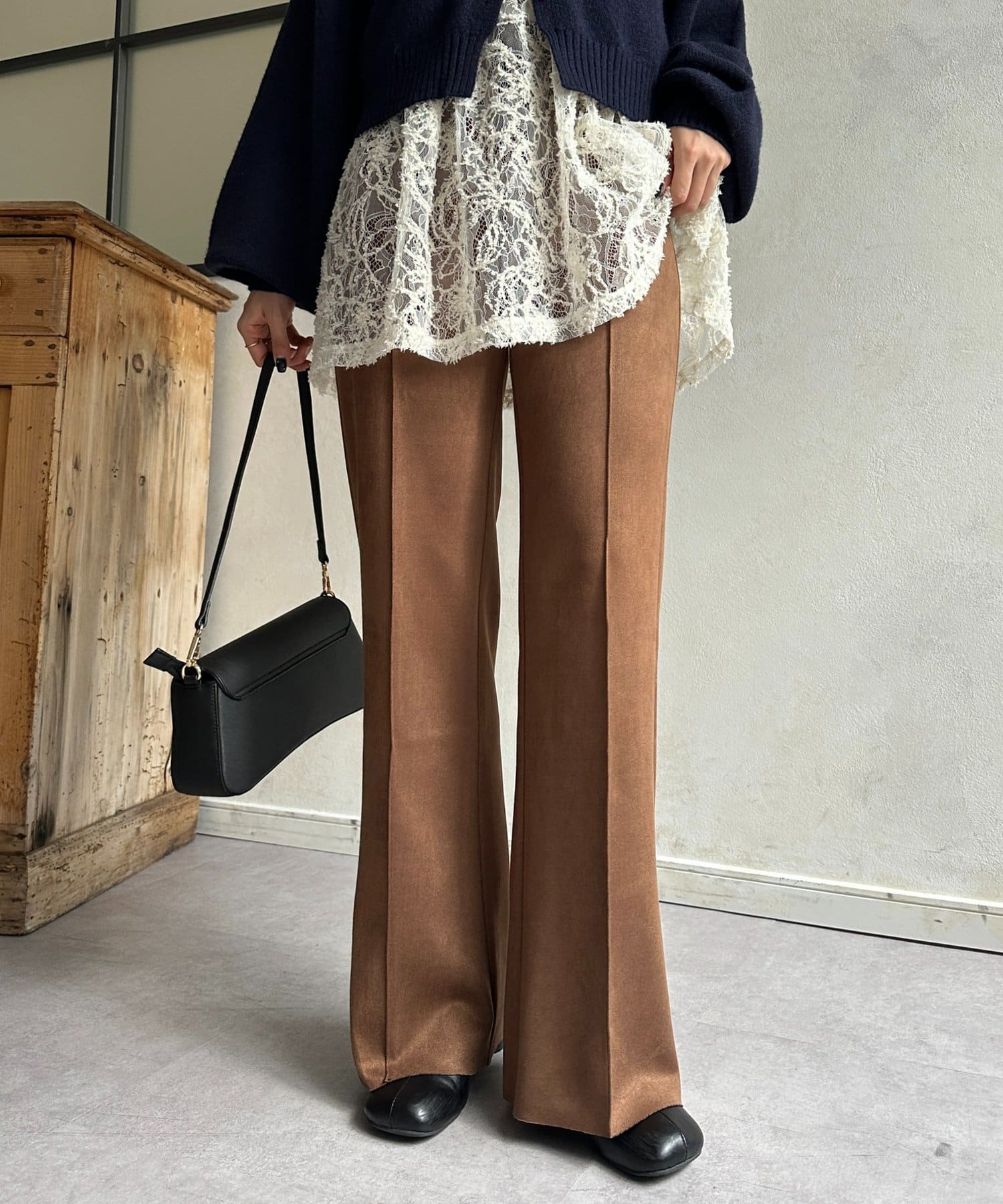 Thevon.(ゼヴォン) Fスエードセミフレアパンツ