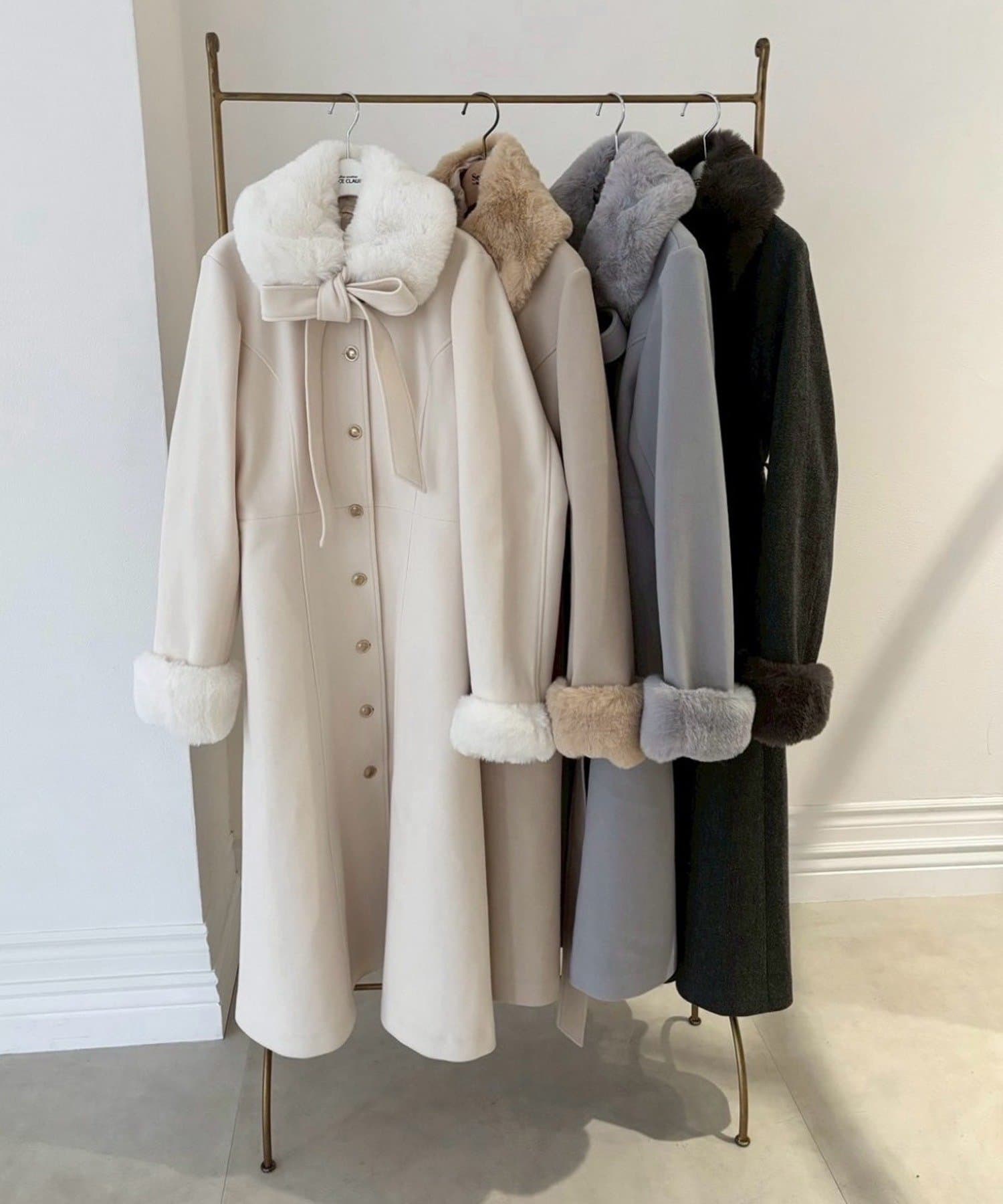 one after another NICE CLAUP(ワンアフターアナザー ナイスクラップ) 【サイズ展開あり】襟/袖ファーマルチリボンロングコート